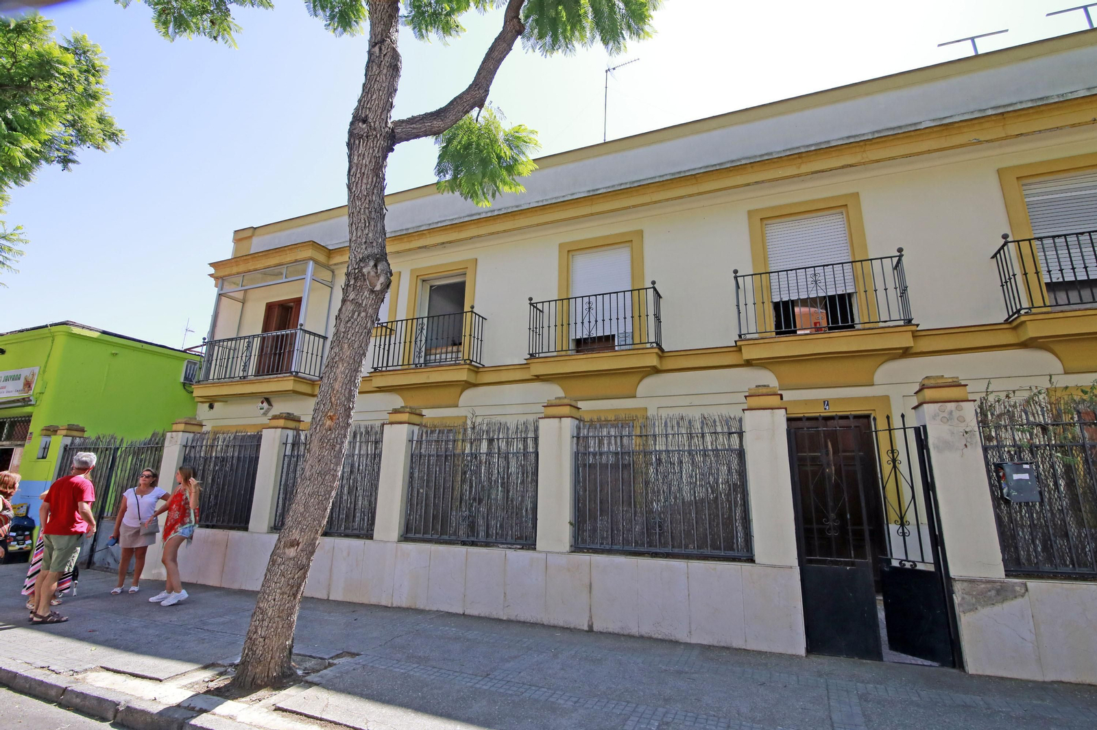 Vivienda que está okupada por un grupo de jóvenes en la Barriada España.