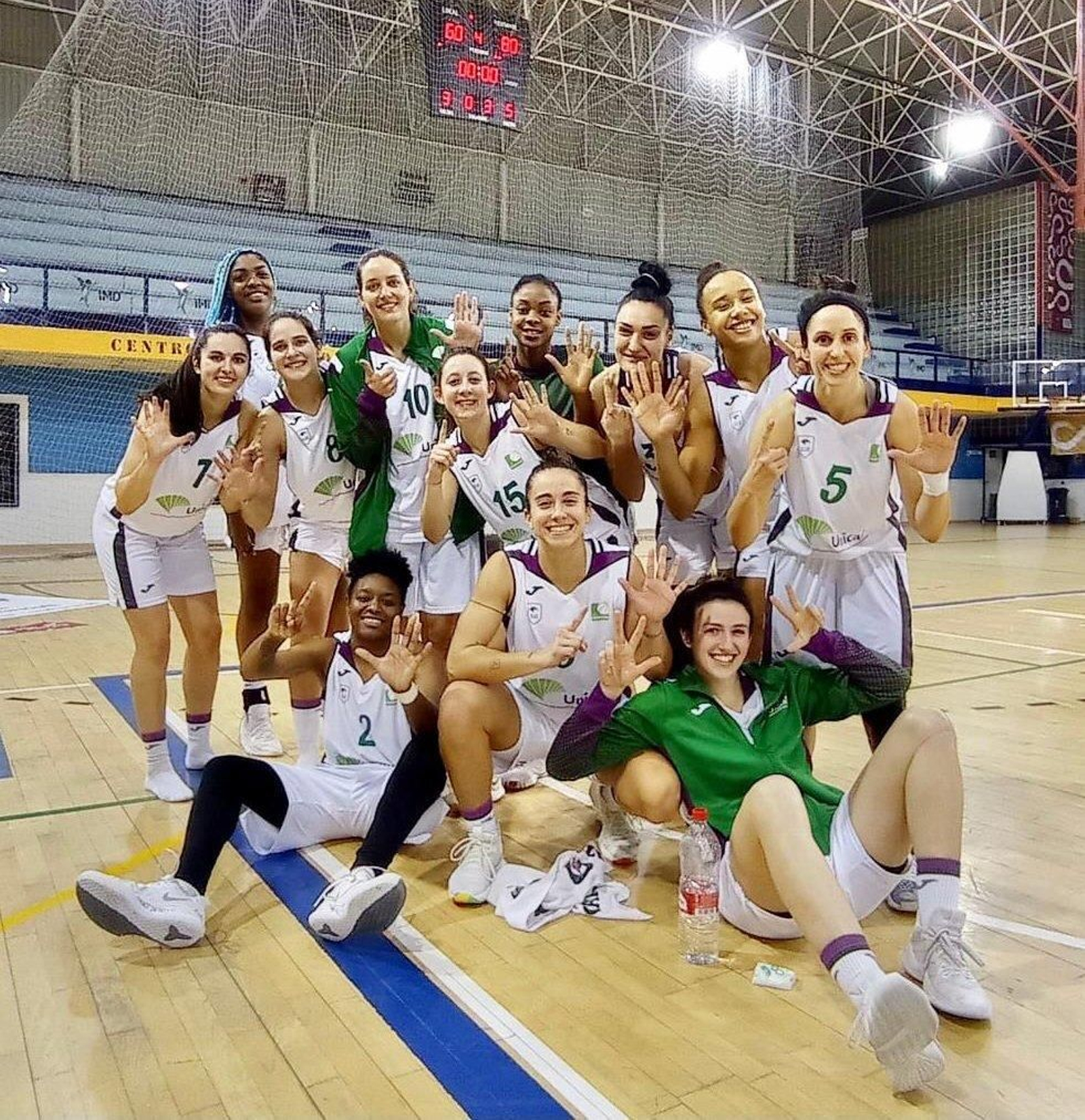 Las jugadoras del Unicaja Femenino posan alegres tras la victoria.