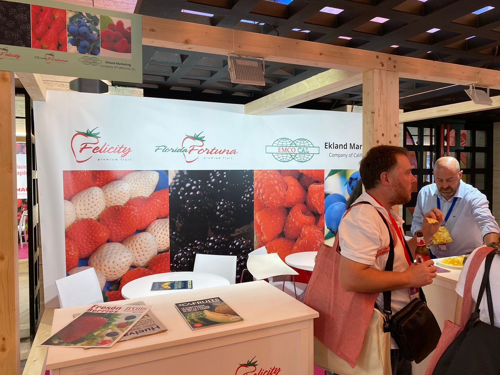 Más de medio centenar de empresas participan en el Congreso de Frutos Rojos