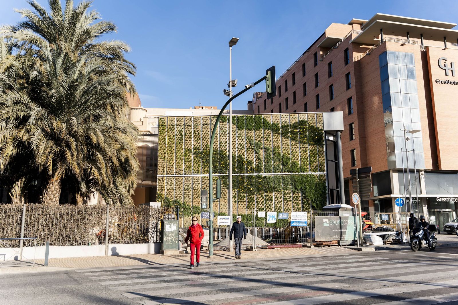 Fotogalería de las obras del Preventorio: el jardín vertical, protagonista de la rehabilitación