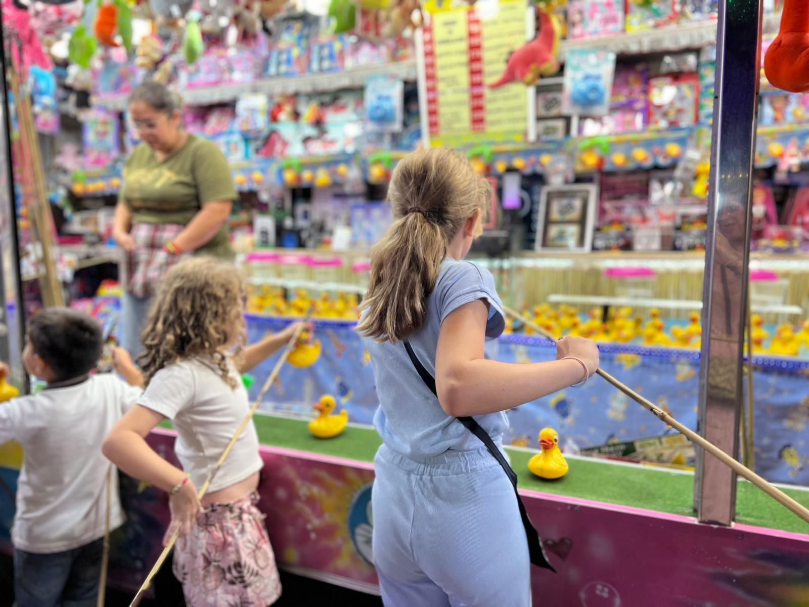Dos niñas en una de los puestos de la Feria Real de Priego de Córdoba.