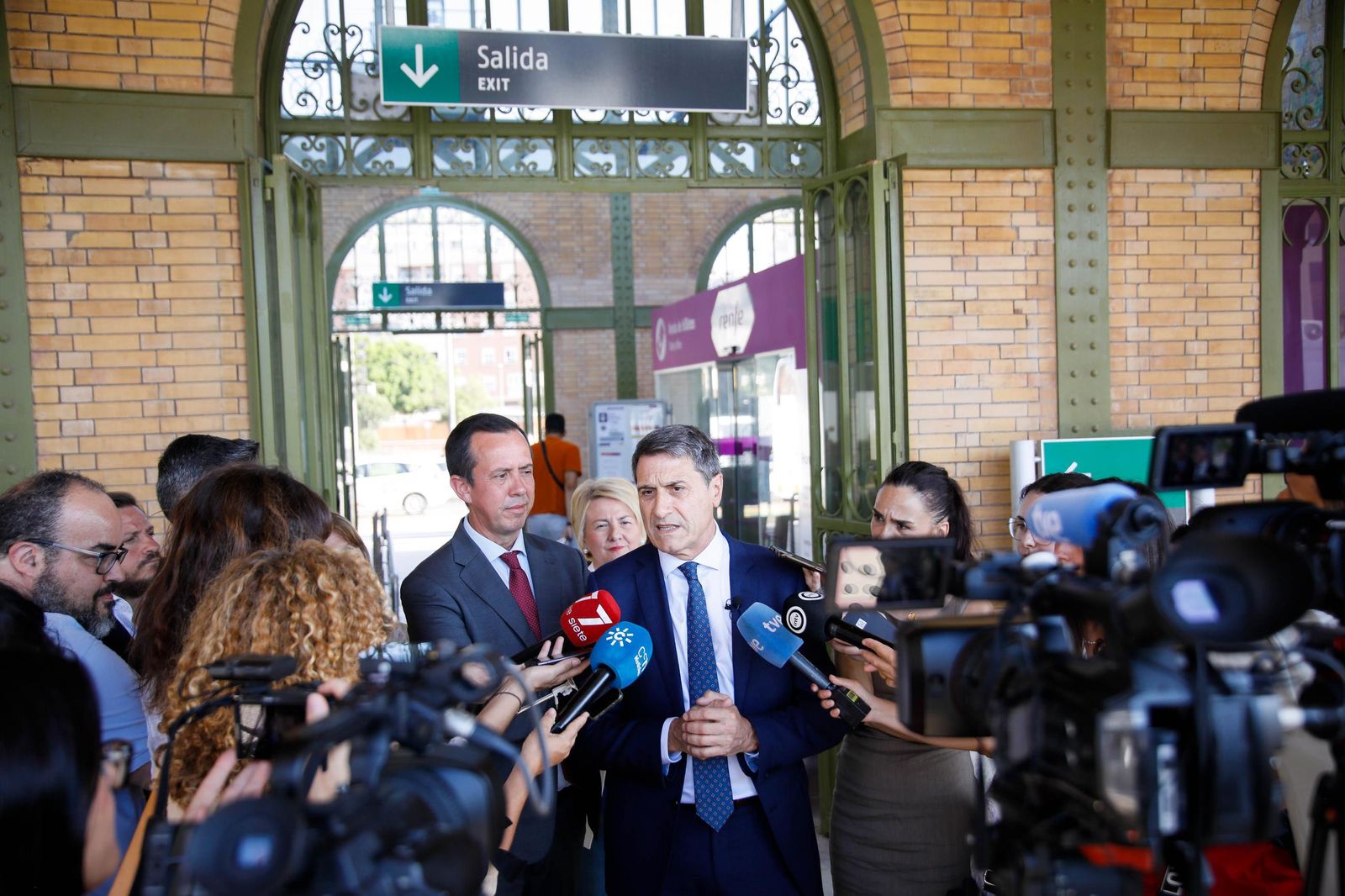 El delegado del Gobierno, Pedro Fernández, visita la estación histórica de Renfe en Almería, en imágenes
