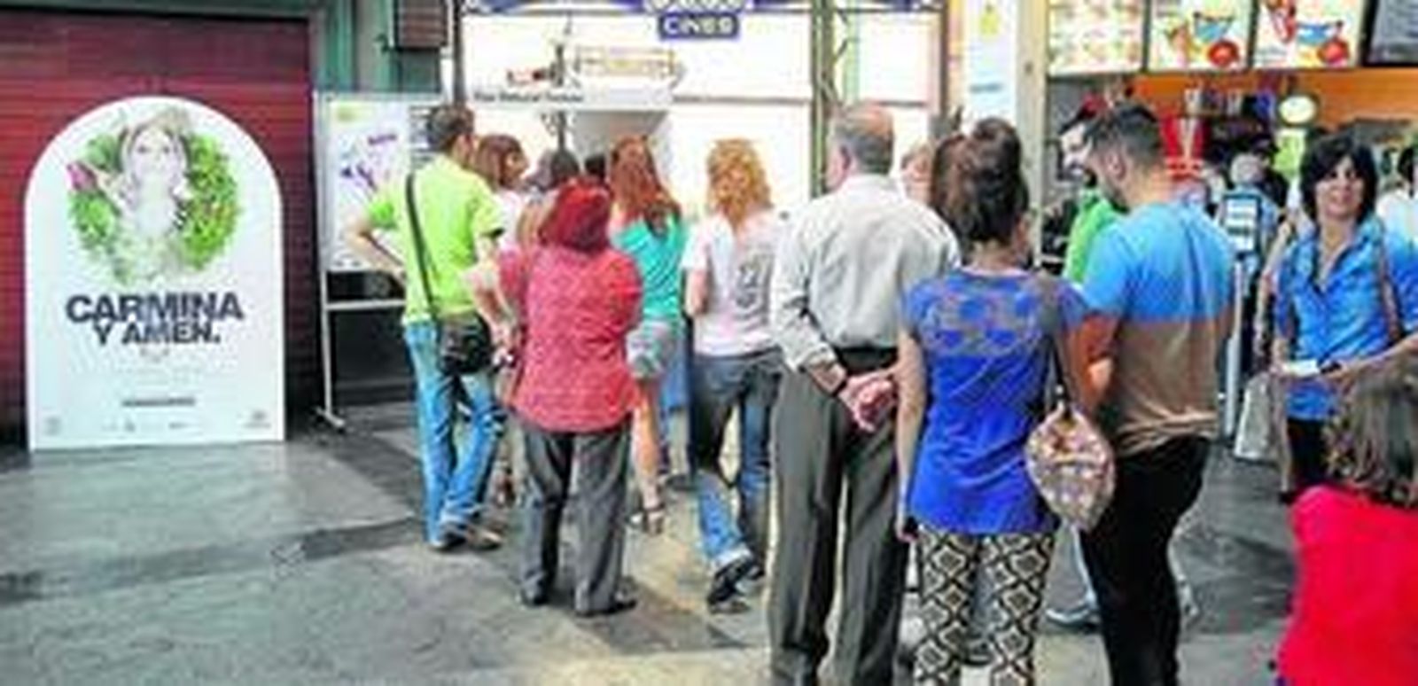 Espectadores hacen cola, ayer, en el Cinesa Plaza de Armas para ver el filme.