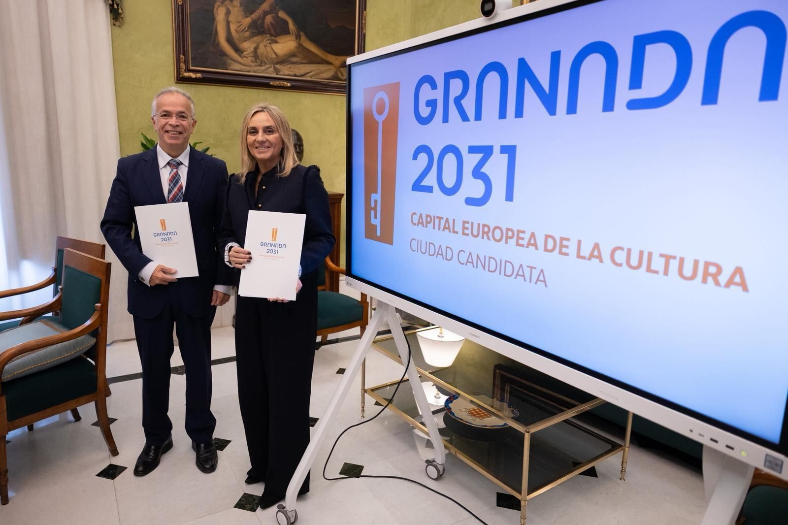 La alcaldesa de Granada, Marifrán Carazo, y el presidente de la Fundación, Javier López, firman la adhesión a la candidatura