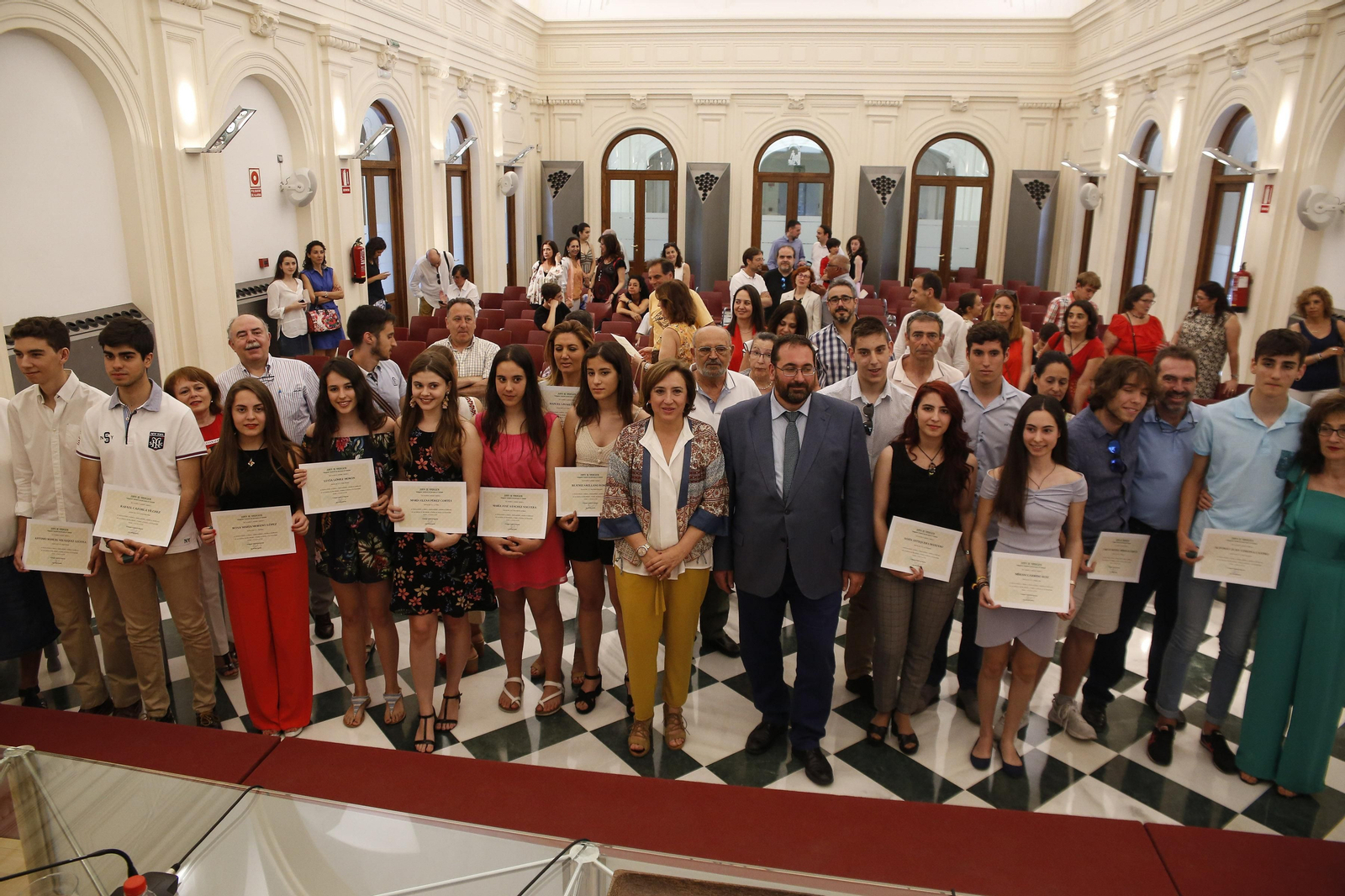La Junta reconoce a los 15 jóvenes con mejores resultados en la pasada Selectividad.