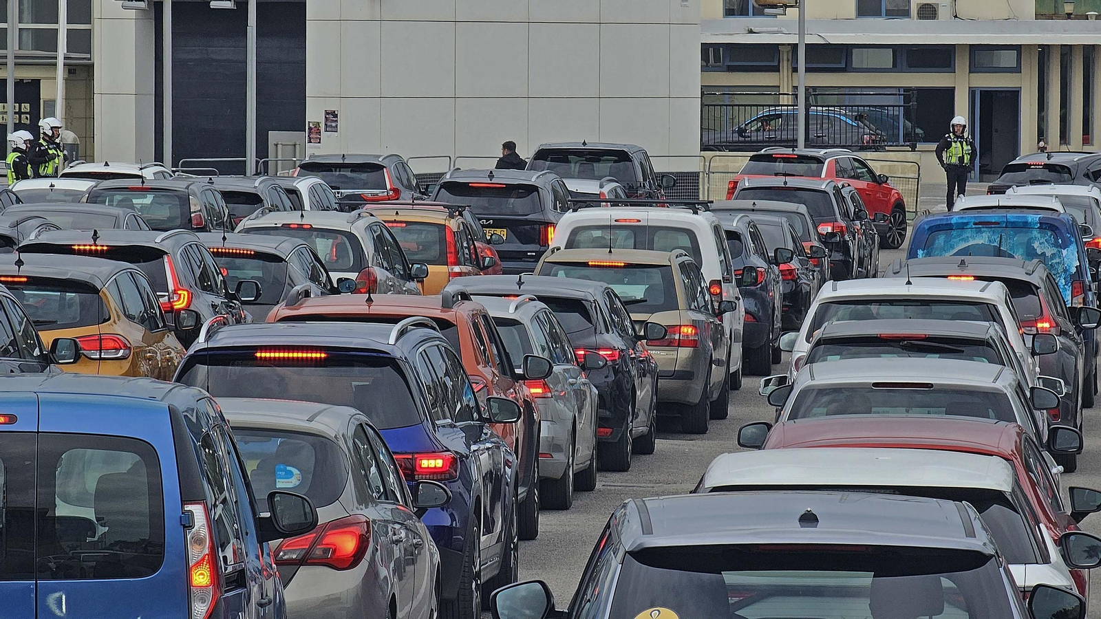 Fotos de las colas de vehículos originadas por el control y sellado de pasaportes en la Verja de Gibraltar