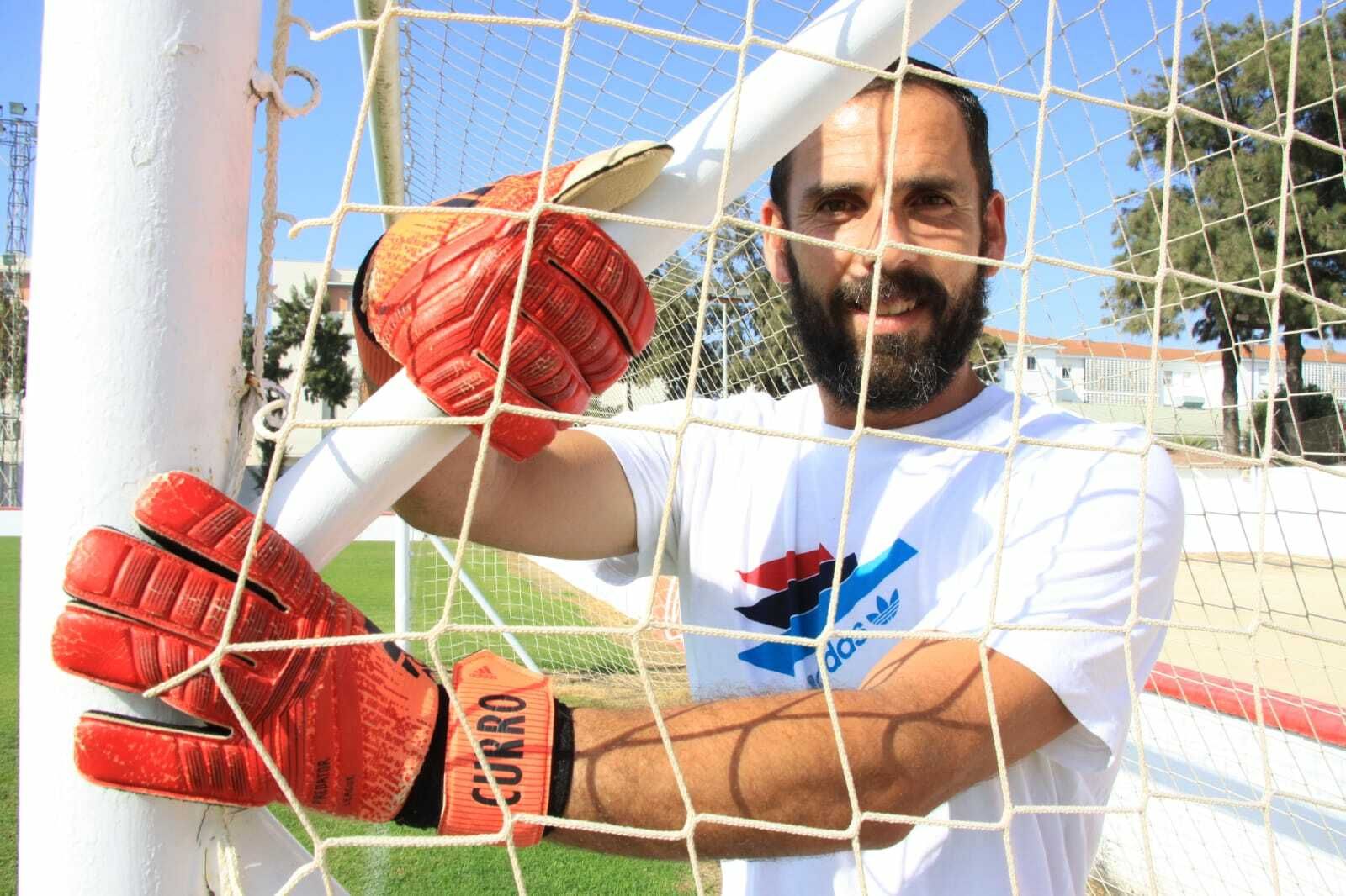 Alberto Muralla posa dentro de una portería, su hábitat futbolístico.