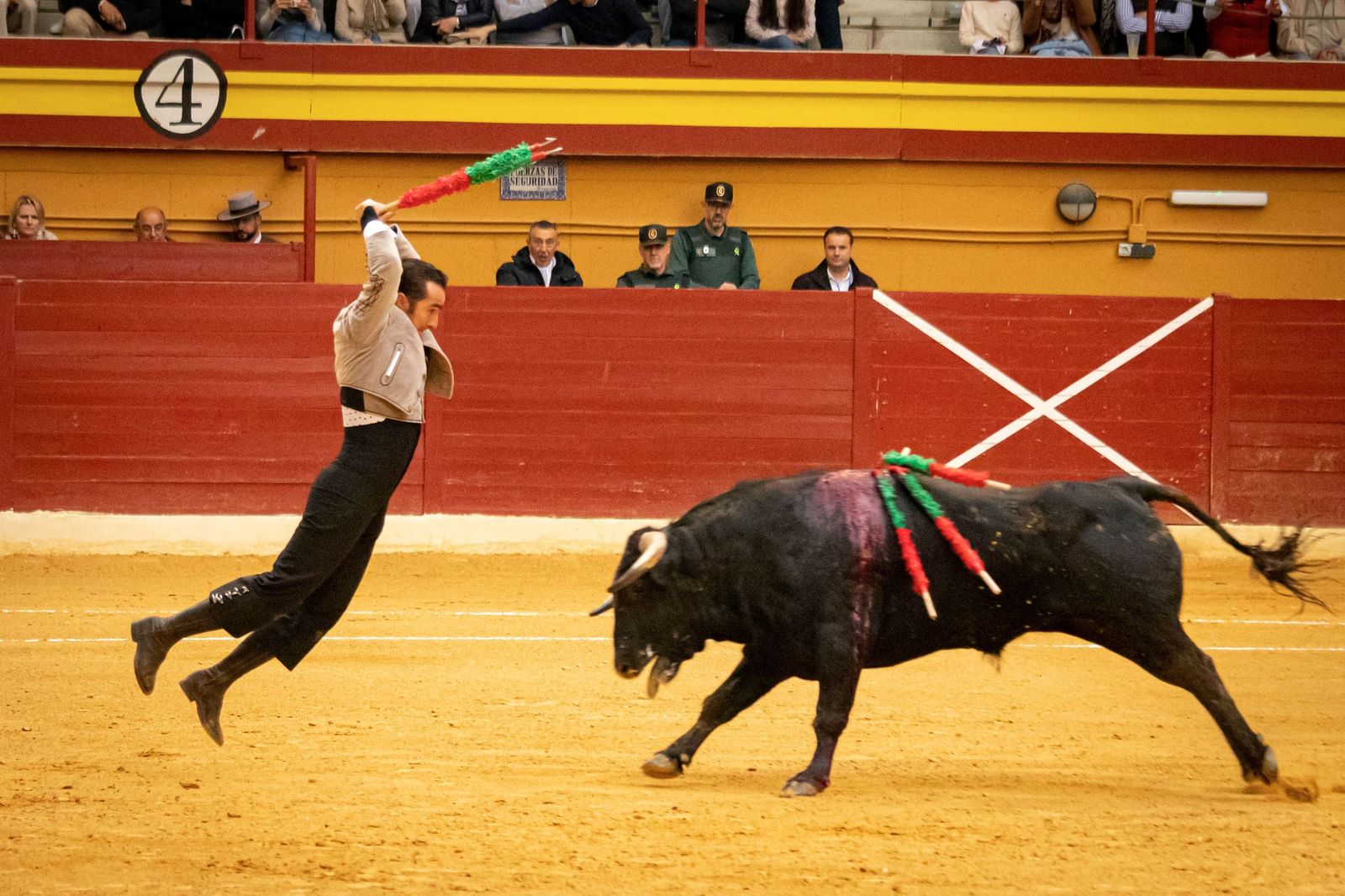 El Fandi pone un par de banderillas ante el delirio del público