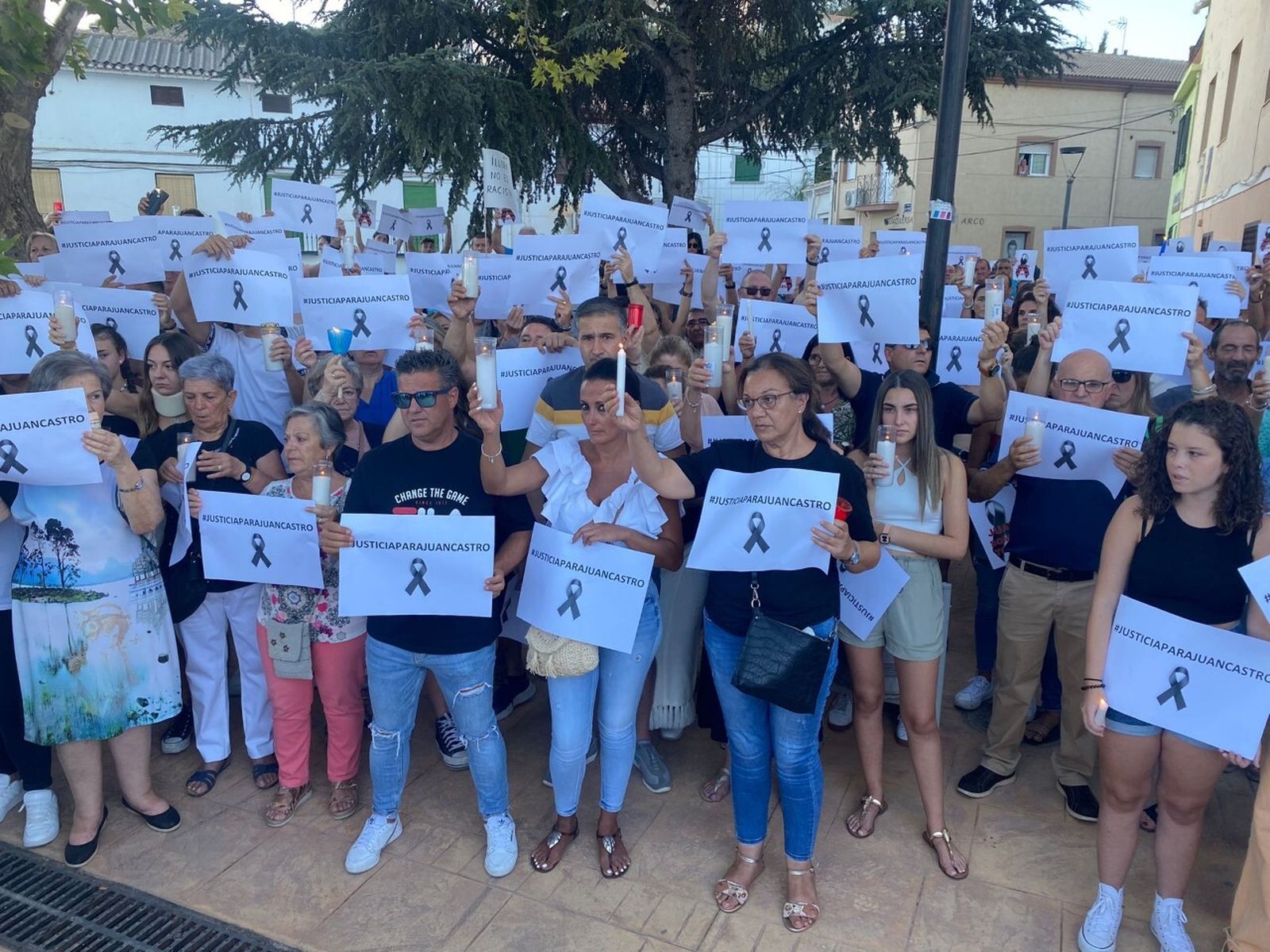 Las imágenes de la concentración de Íllora por el joven fallecido el pasado lunes