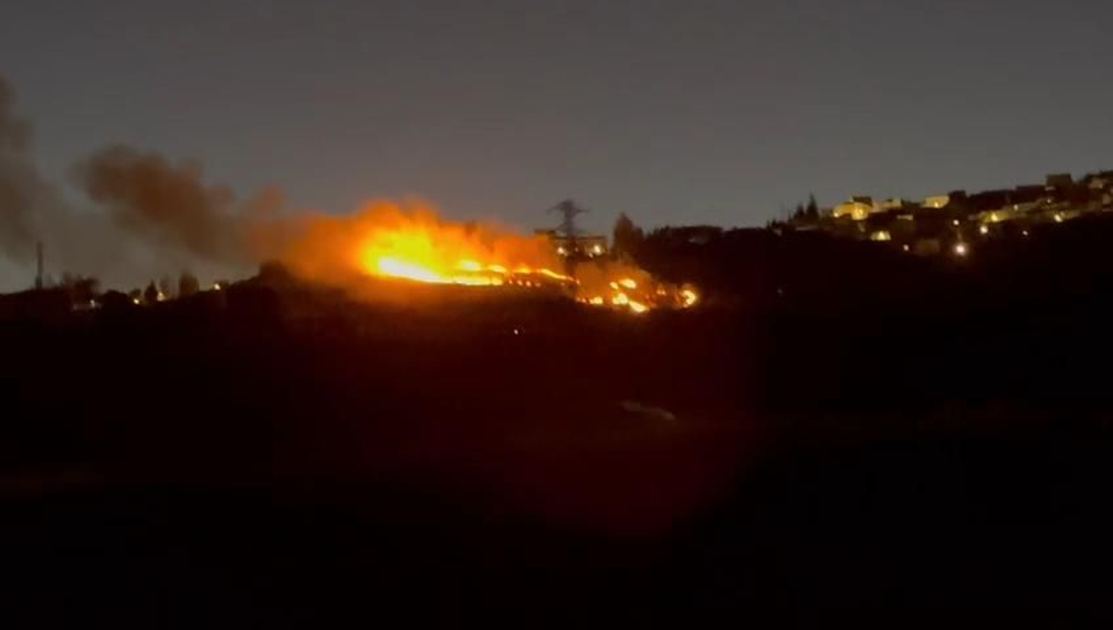 Un incendio cerca el casco urbano de Iznatoraf