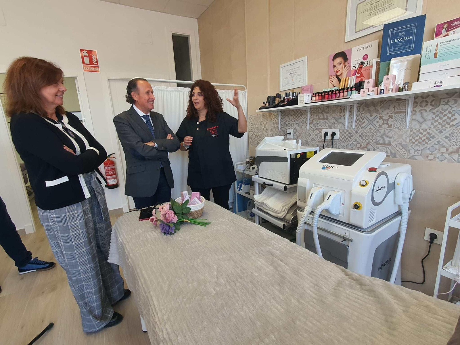 El alcalde, durante su visita al Espacio Salud y Centro de Estética Avanzada Elisabeth Marco.