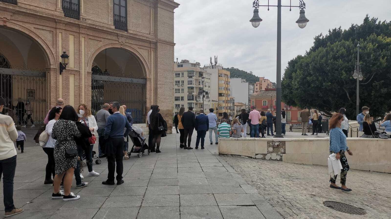 Fieles aguardan en la plaza del Santuario en el barrio de la Victoria.