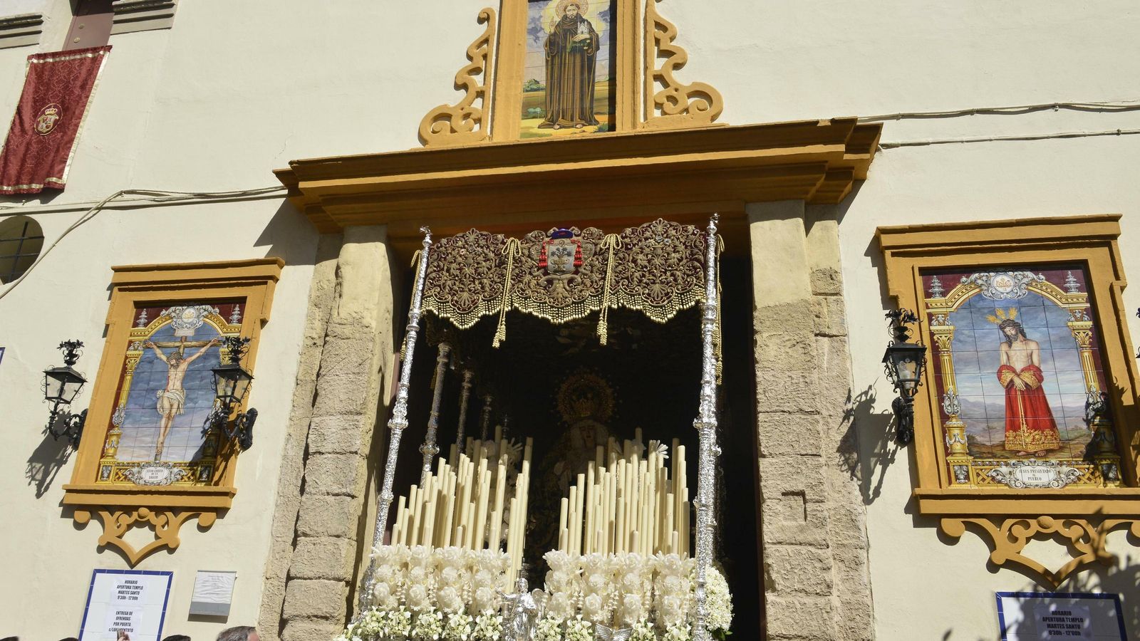 La Virgen de la Encarnación saliendo de la Iglesia de San Benito.