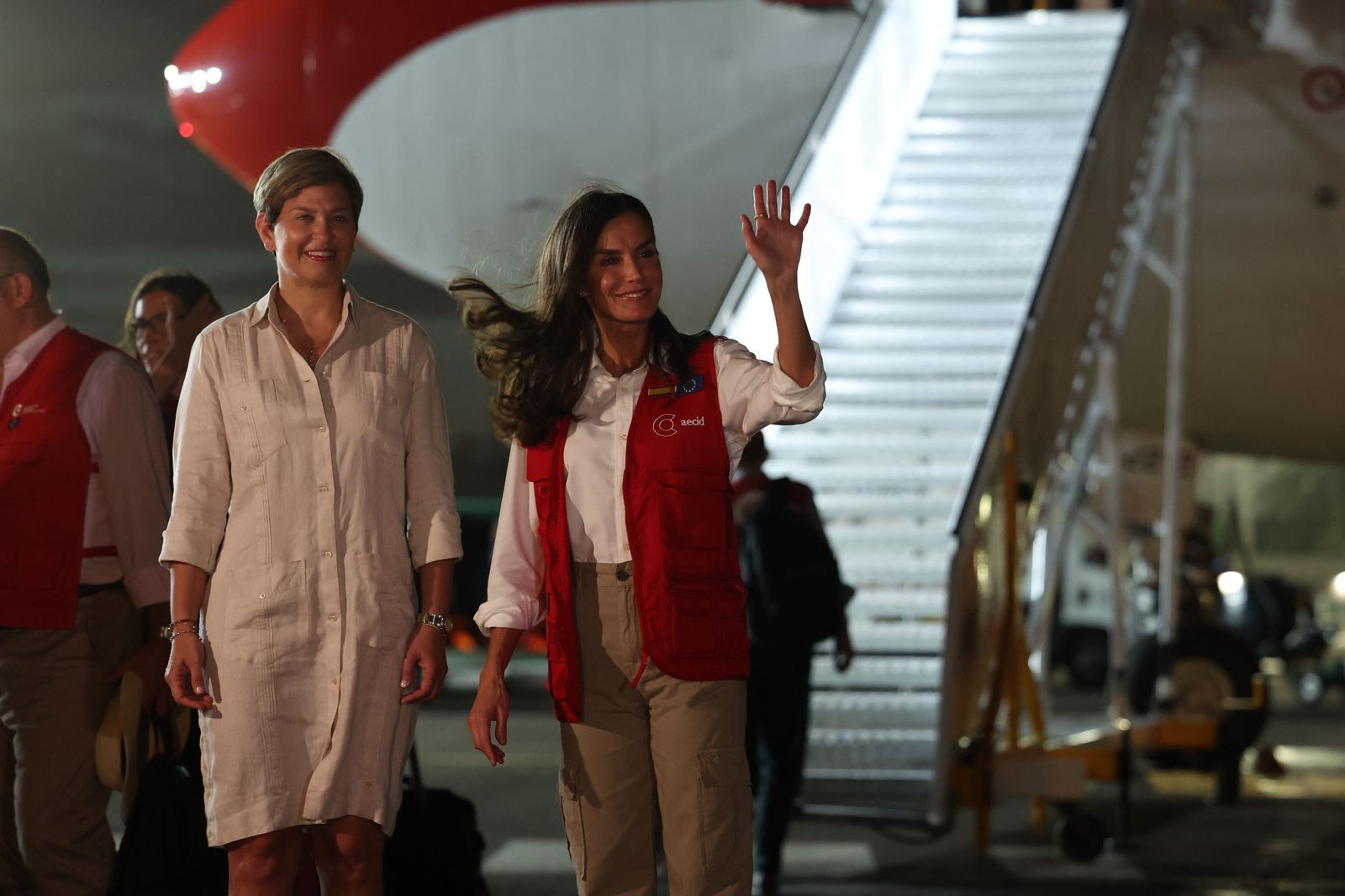 Doña Letizia saluda a su llegada a Colombia y junto a ella la primera dama del país