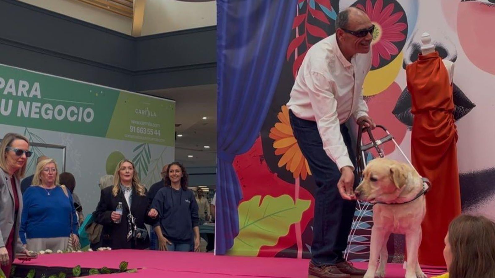 Uno de los modelos invidentes, con su perro guía.