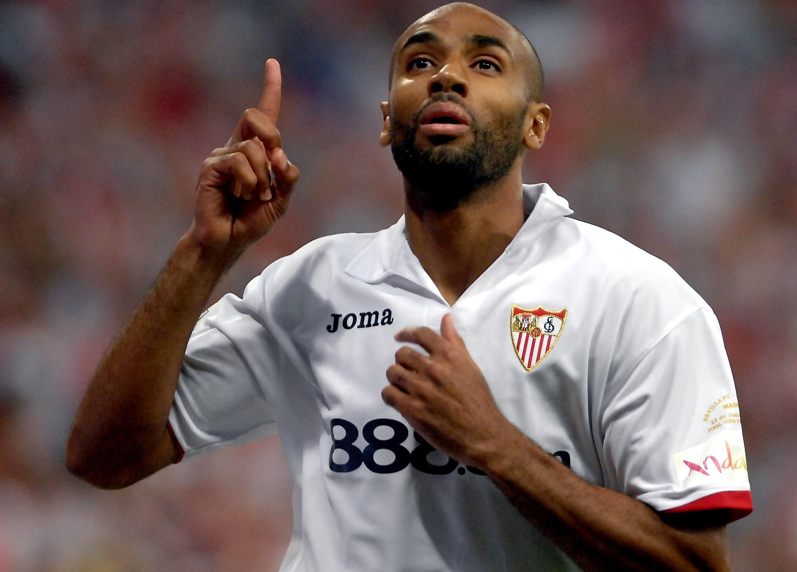 Frederic Kanoute celebra un gol con el Sevilla.