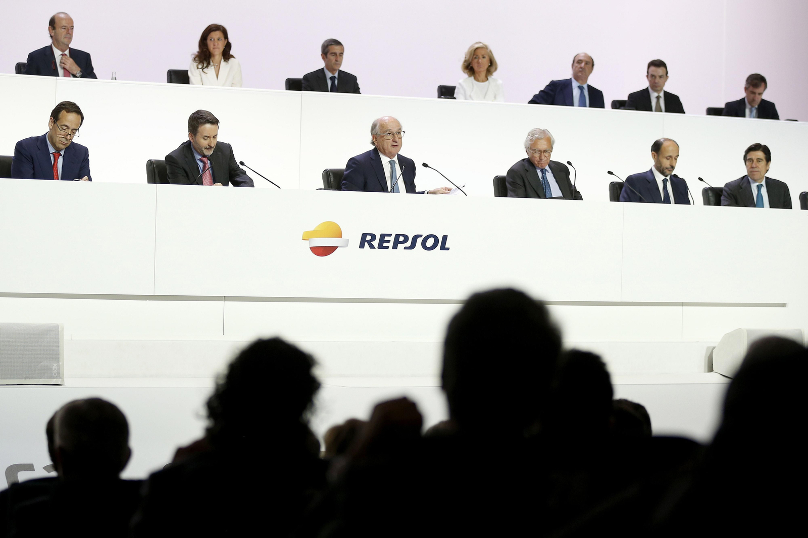 Antonio Brufau -en el centro de la imagen-, con consejeros de Repsol en la junta de accionistas.