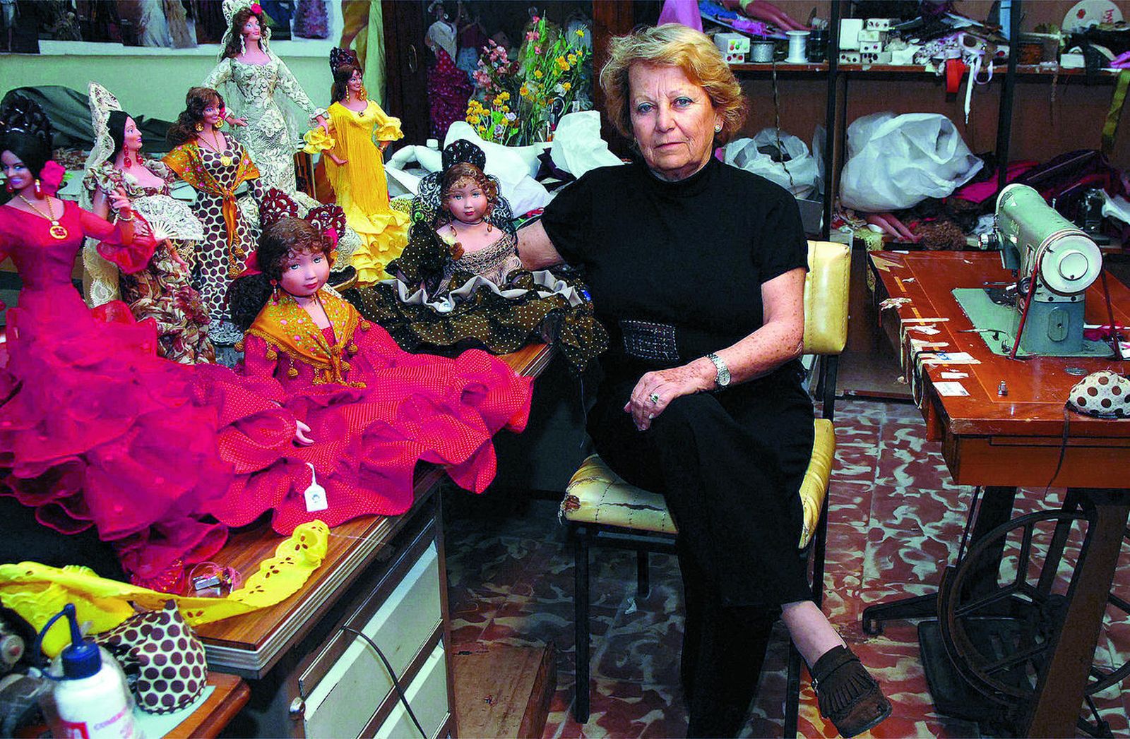 Ana Marín rodeada de muñecas en su taller, en una imagen de archivo.