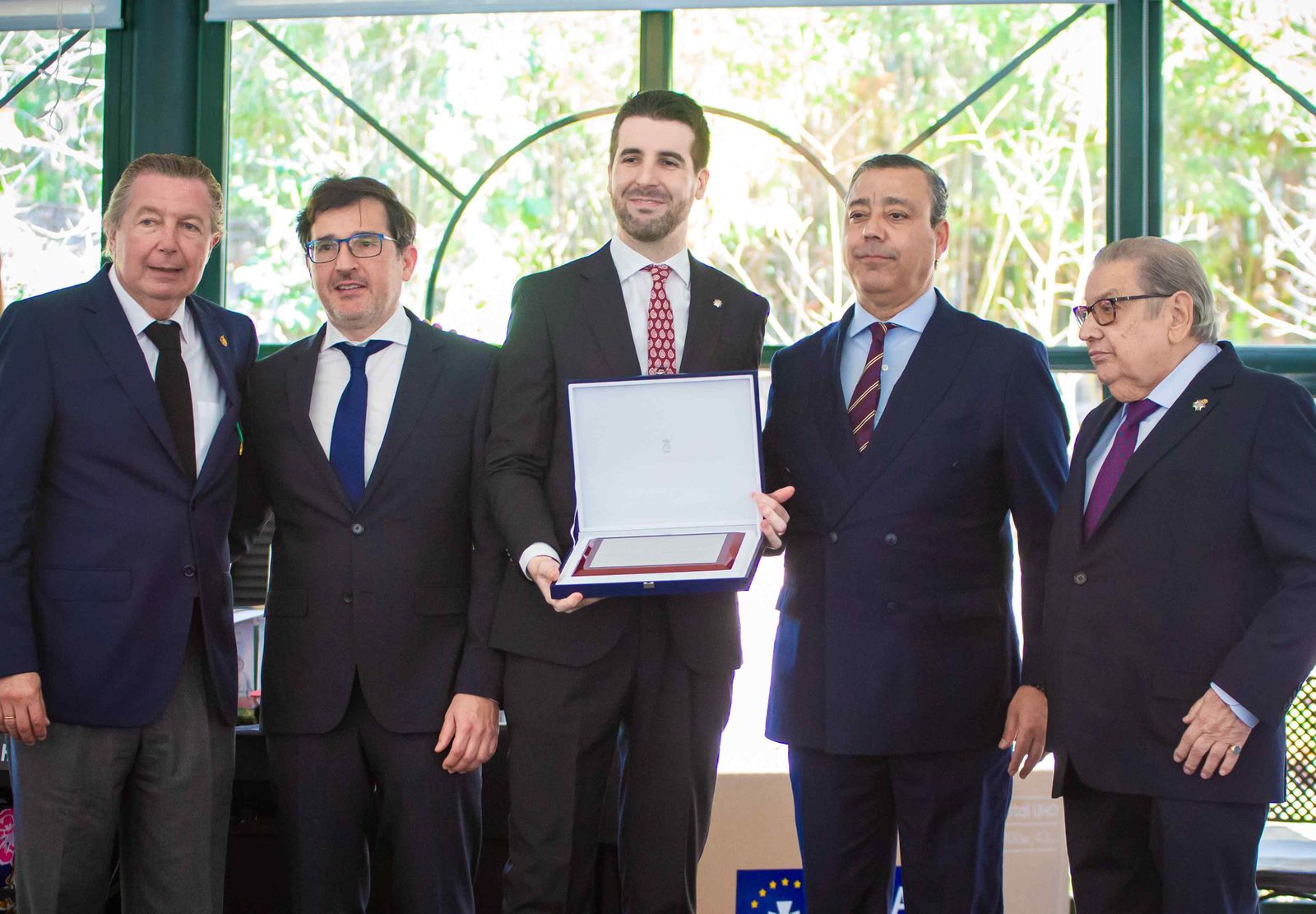 Representantes del Colegio junto a los profesionales reconocidos en el acto.