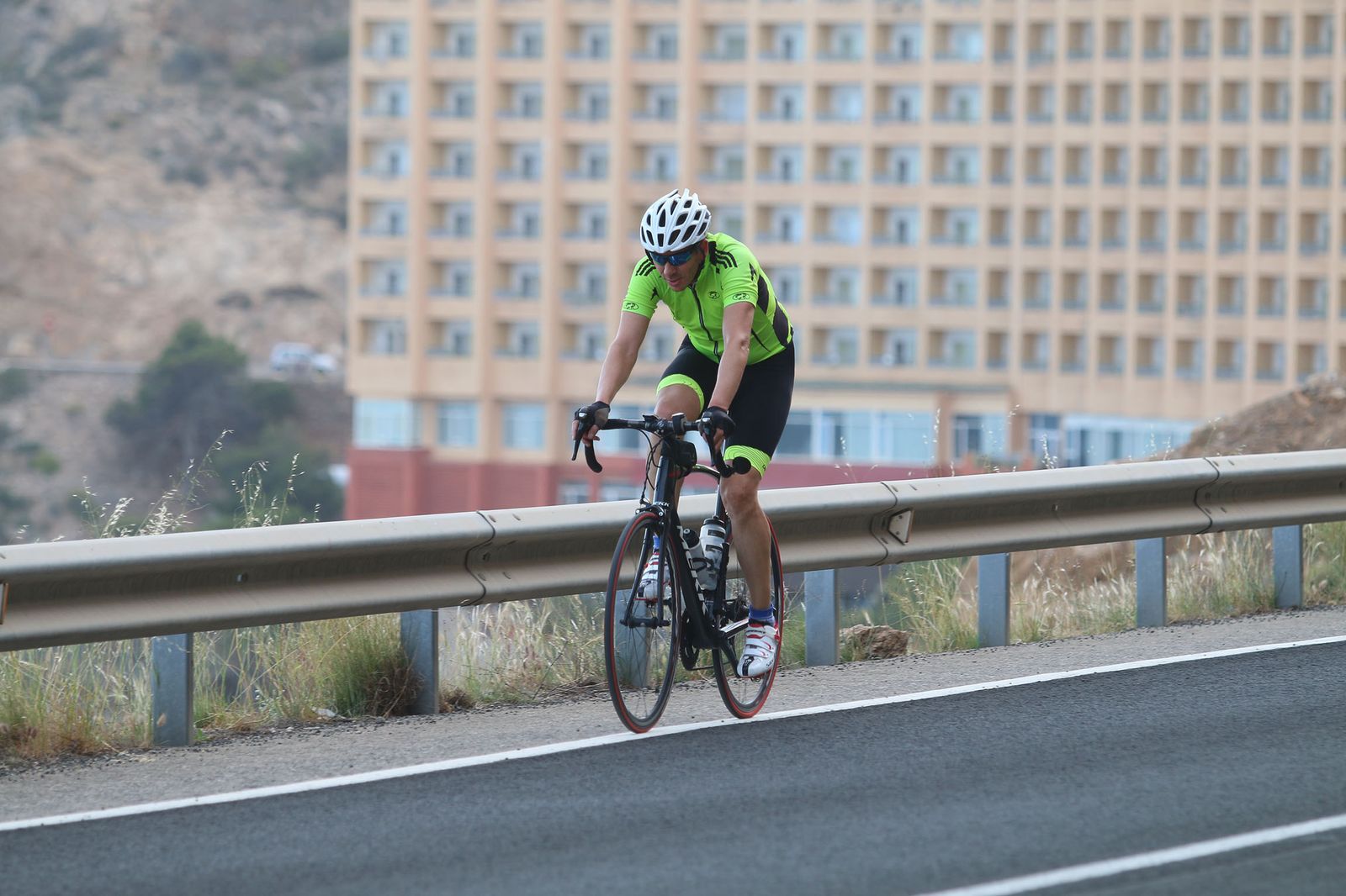 Las imágenes de la gente paseando en la carretera cortada de El Cañarete