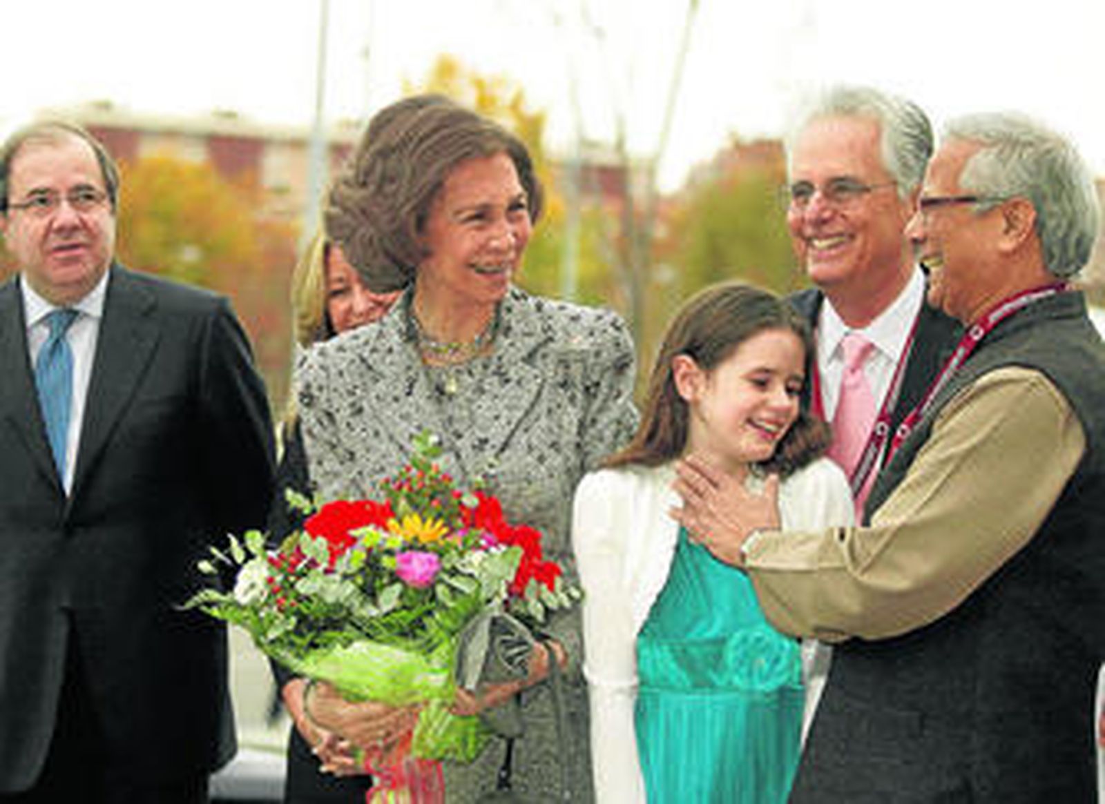 La Reina, junto a Herrera, Jiménez, Daley-Harris y Yunus, poco antes del inicio de la Cumbre del Microcrédito.