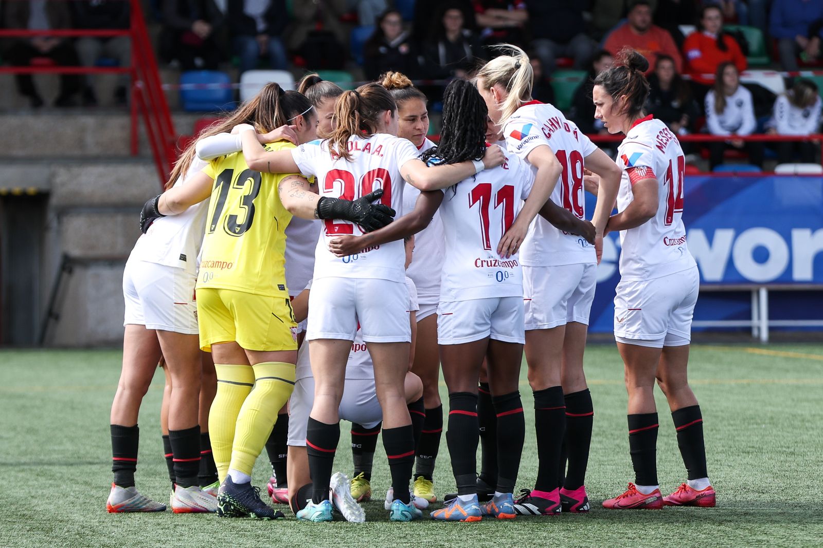 Las jugadoras del Sevilla hacen piña antes del partido con el Levante Las Planas de la temporada 22-23.