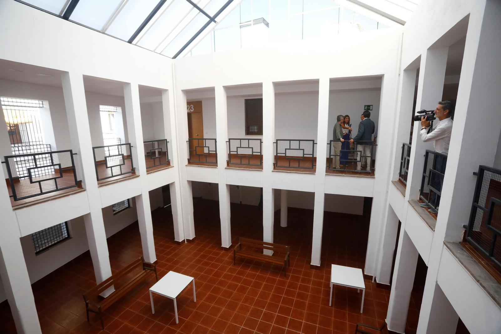 La entrega de las viviendas de la calle Don Rodrigo de Córdoba a 23 personas mayores, en imágenes