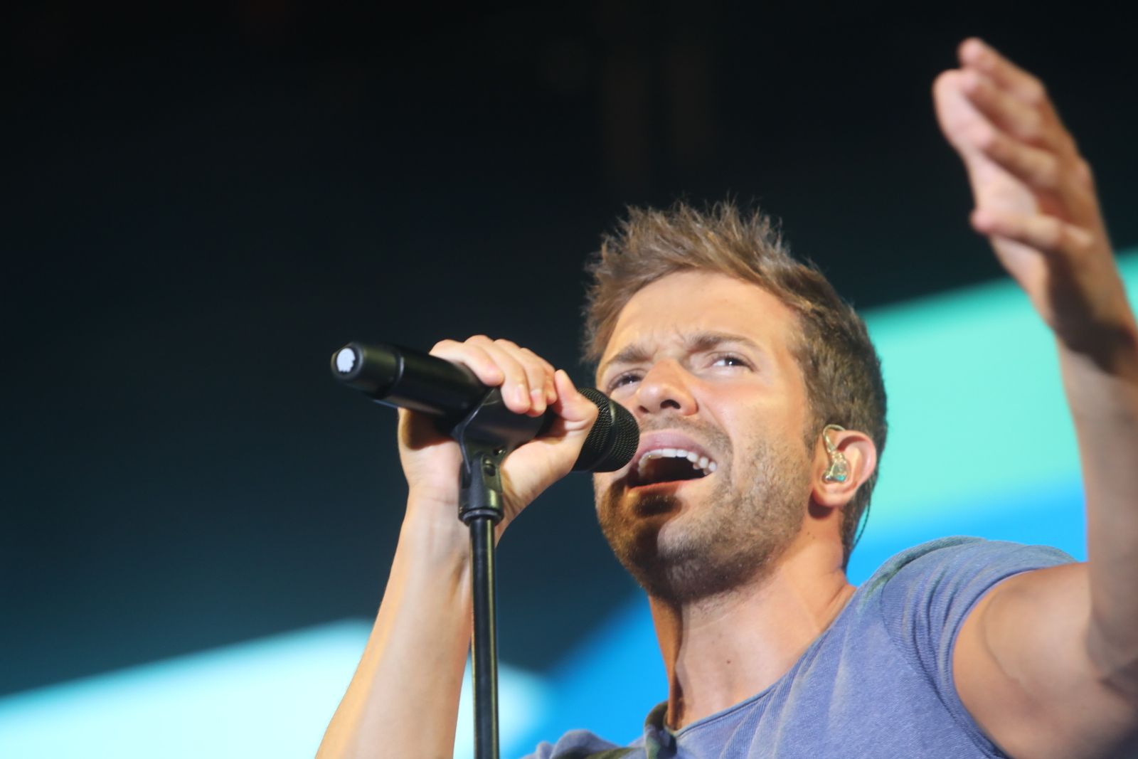 El cantante malagueño ofreció un impresionante concierto en Sancti Petri.