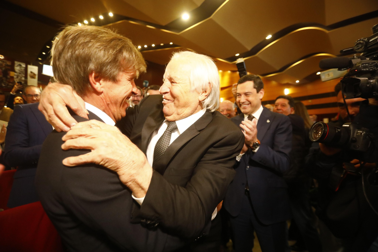 El abrazo de reconciliación de El Cordobés con su hijo, en imágenes
