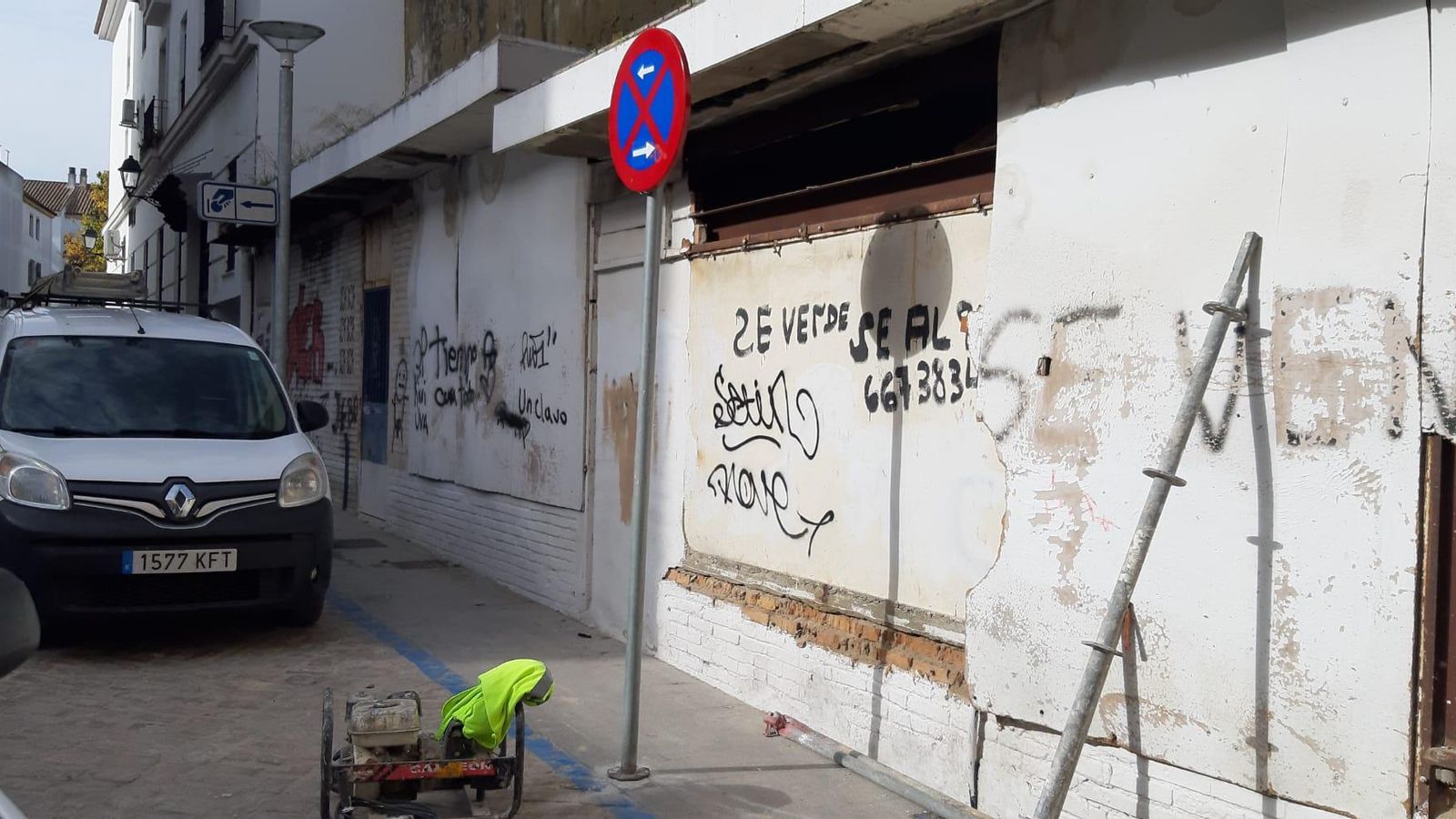 Señalización prohibiendo el aparcamiento en el lateral del pasaje.