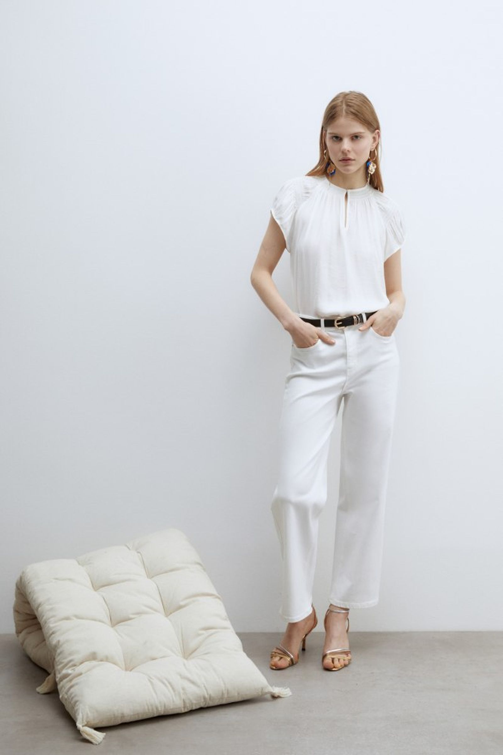 Blusa de manga corta con cuello a la caja