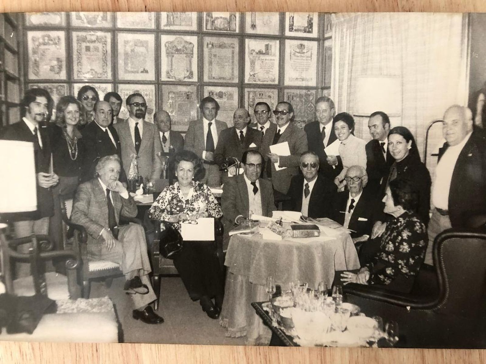Enrique Márquez, señalado con un círculo, en la biblioteca del escritor José María Pemán, en su casa de la Plaza de San Antonio de la capital gaditana, con Rafael Parodi, Javiera Aramburu, Venancio González, Jesús Ramos, Guillermo Summers, Antonio  Llave, Paquita Briceño, Manuel García Ceballos, Antonio Bresca y Rafael Parodi, entre otras personalidades, durante una reunión del grupo de teatro que dirigía el escritor gaditano.