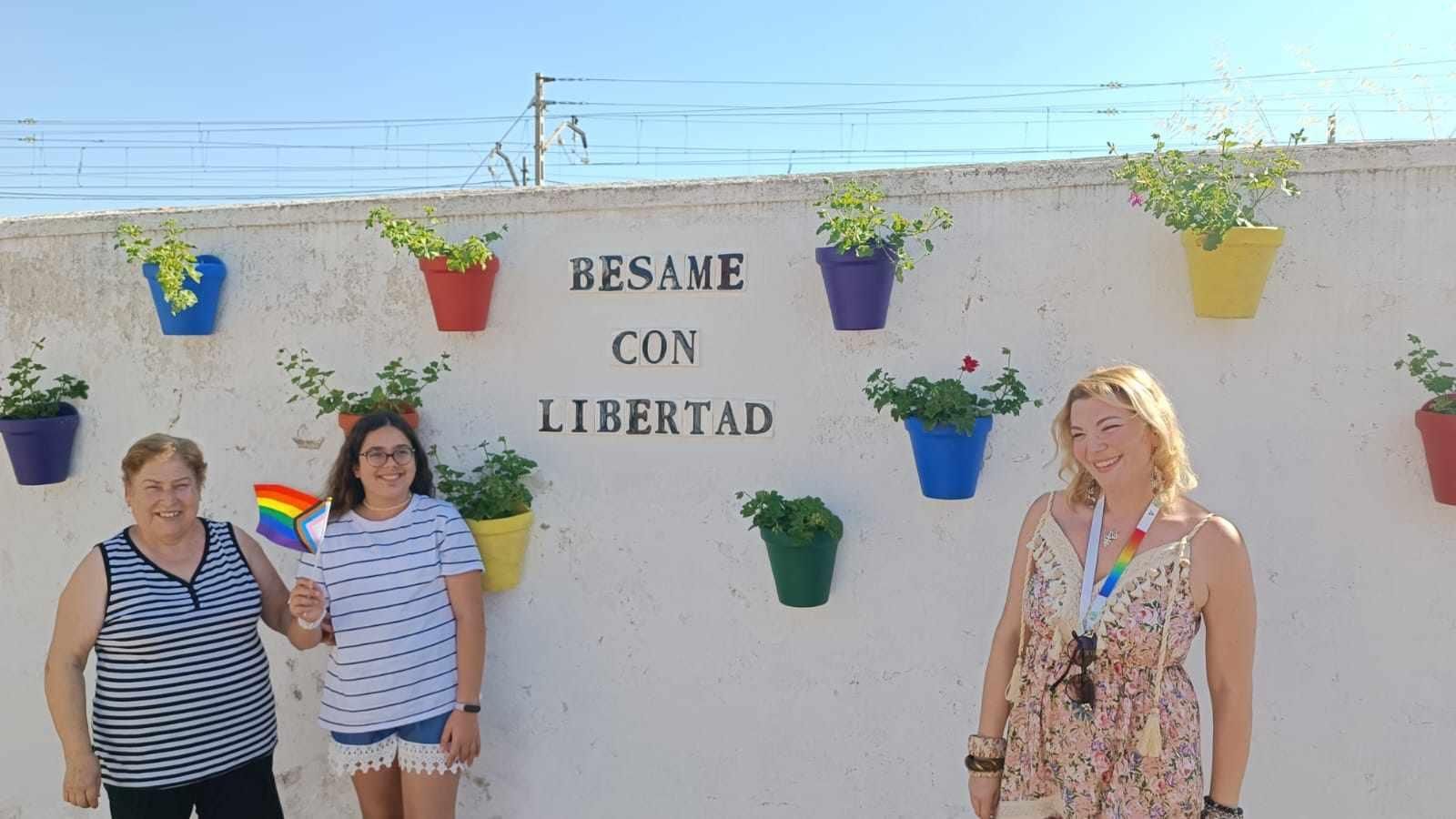Los vecinos posan en el mural de la avenida de la Libertad.