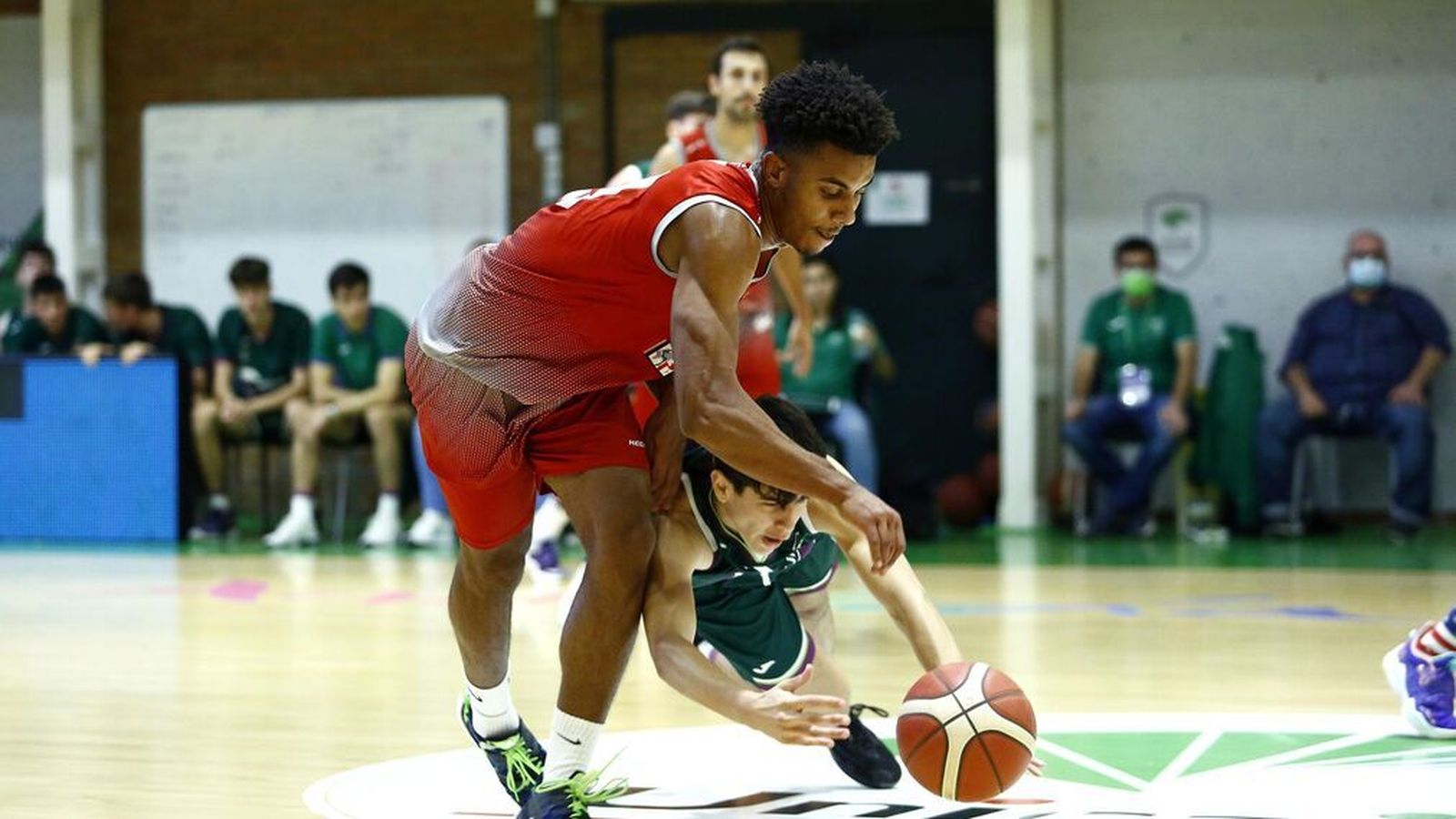 Imagen del derbi entre el Unicaja y el Colegio El Pinar.
