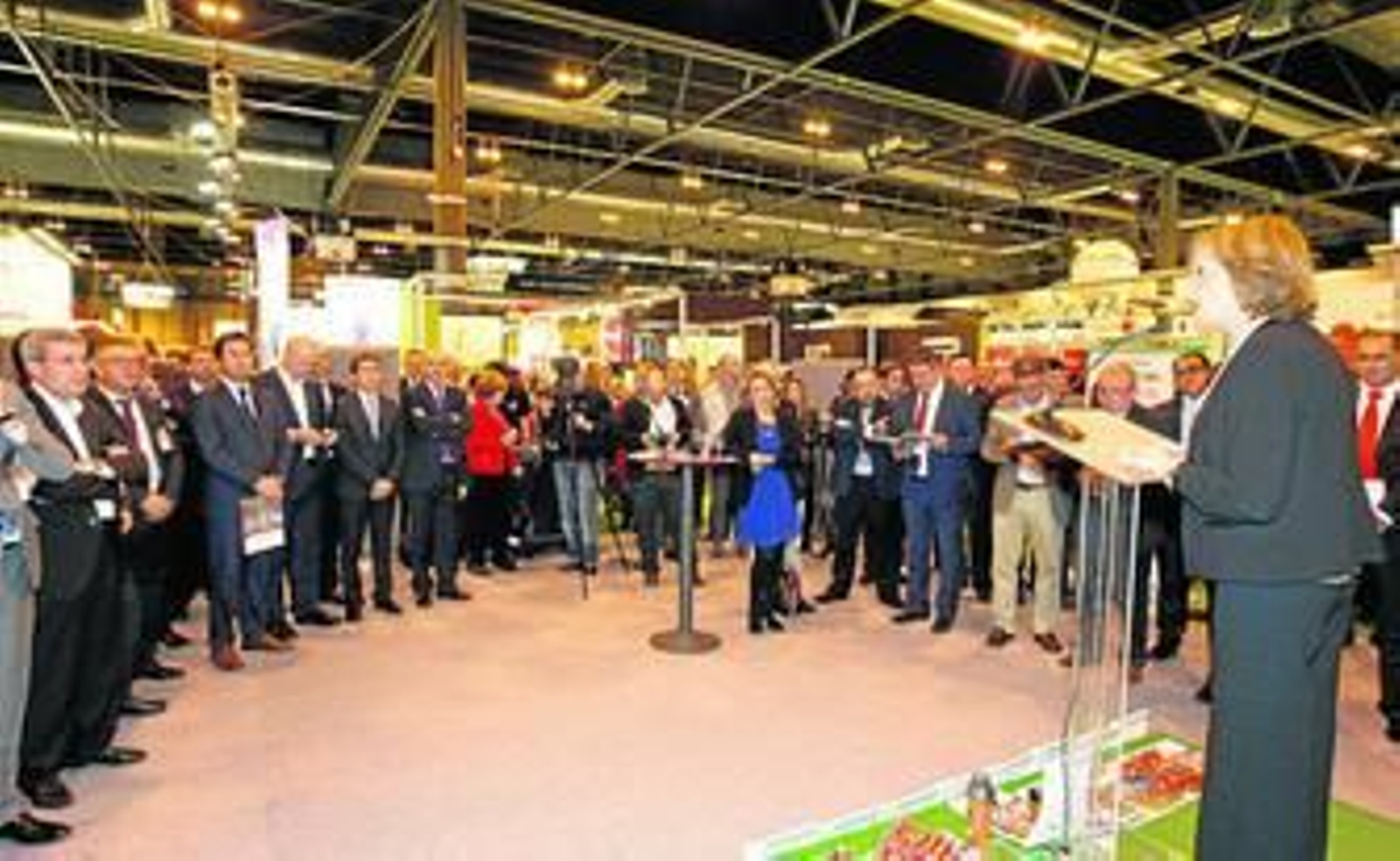 Representantes del sector, autoridades de las administraciones y otros asistentes al acto escuchan las palabras de Carmen Ortiz.