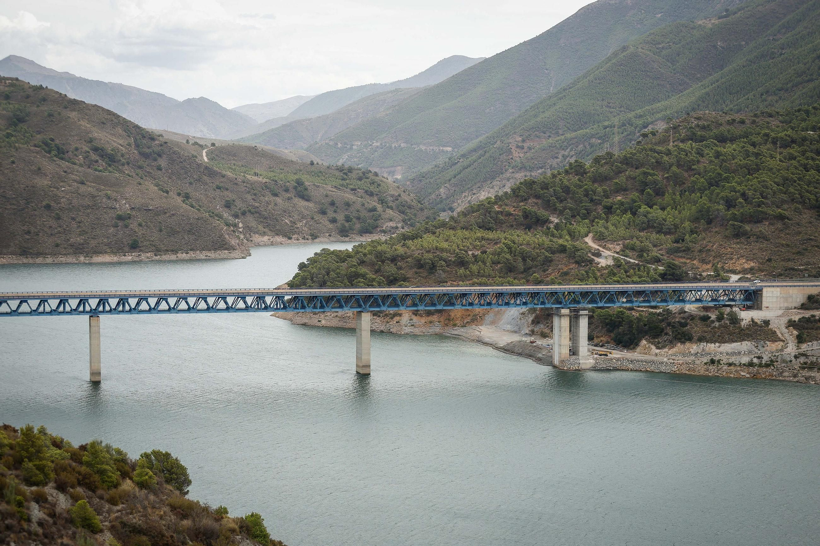 Ladera del Viaducto de Rules que tiene un deslizamiento medio de 1,5 centímetros anuales, y que ha sido objeto de obras en el estribo derecho de la imagen