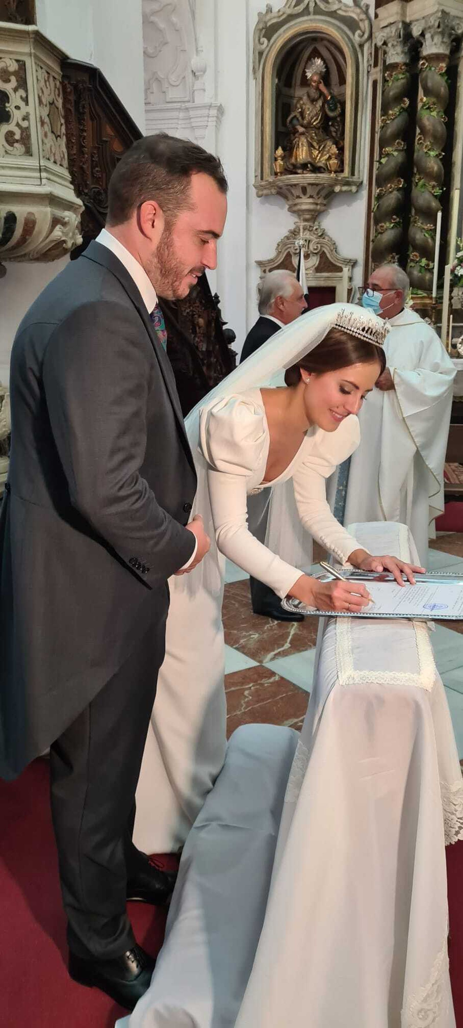 Alejandra y José León firmando