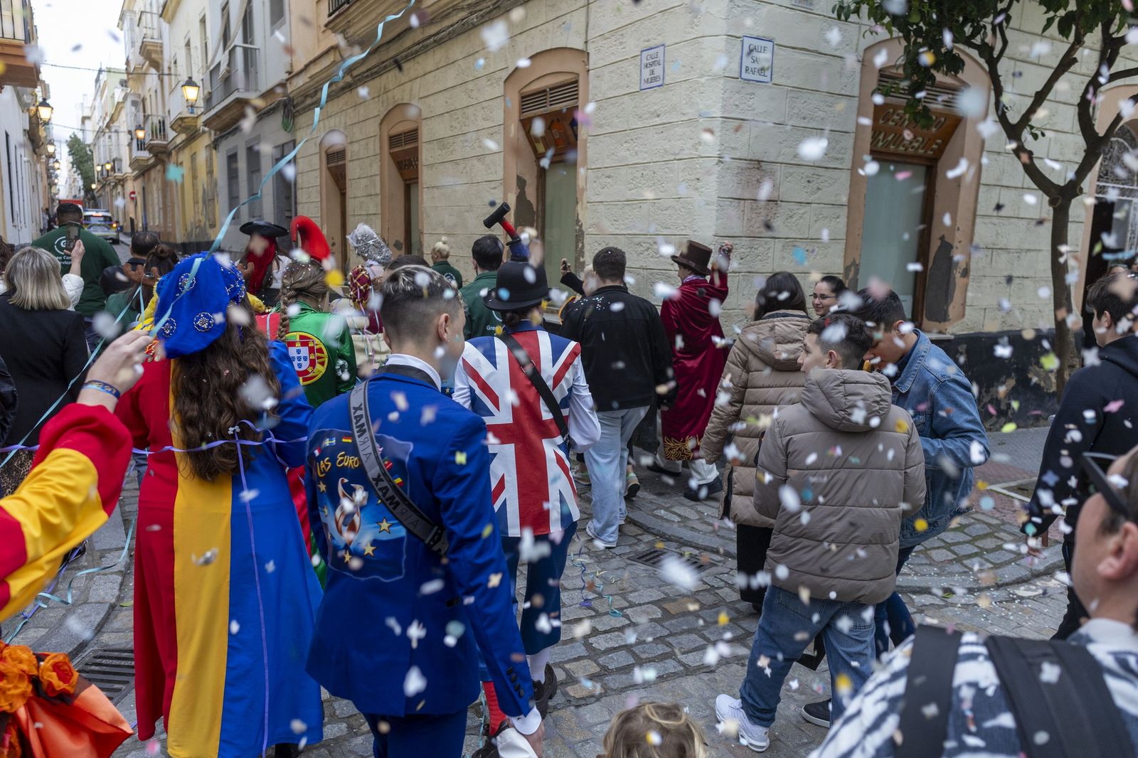 El Carnaval en la calle calienta motores: pregón infantil y concierto en San Antonio