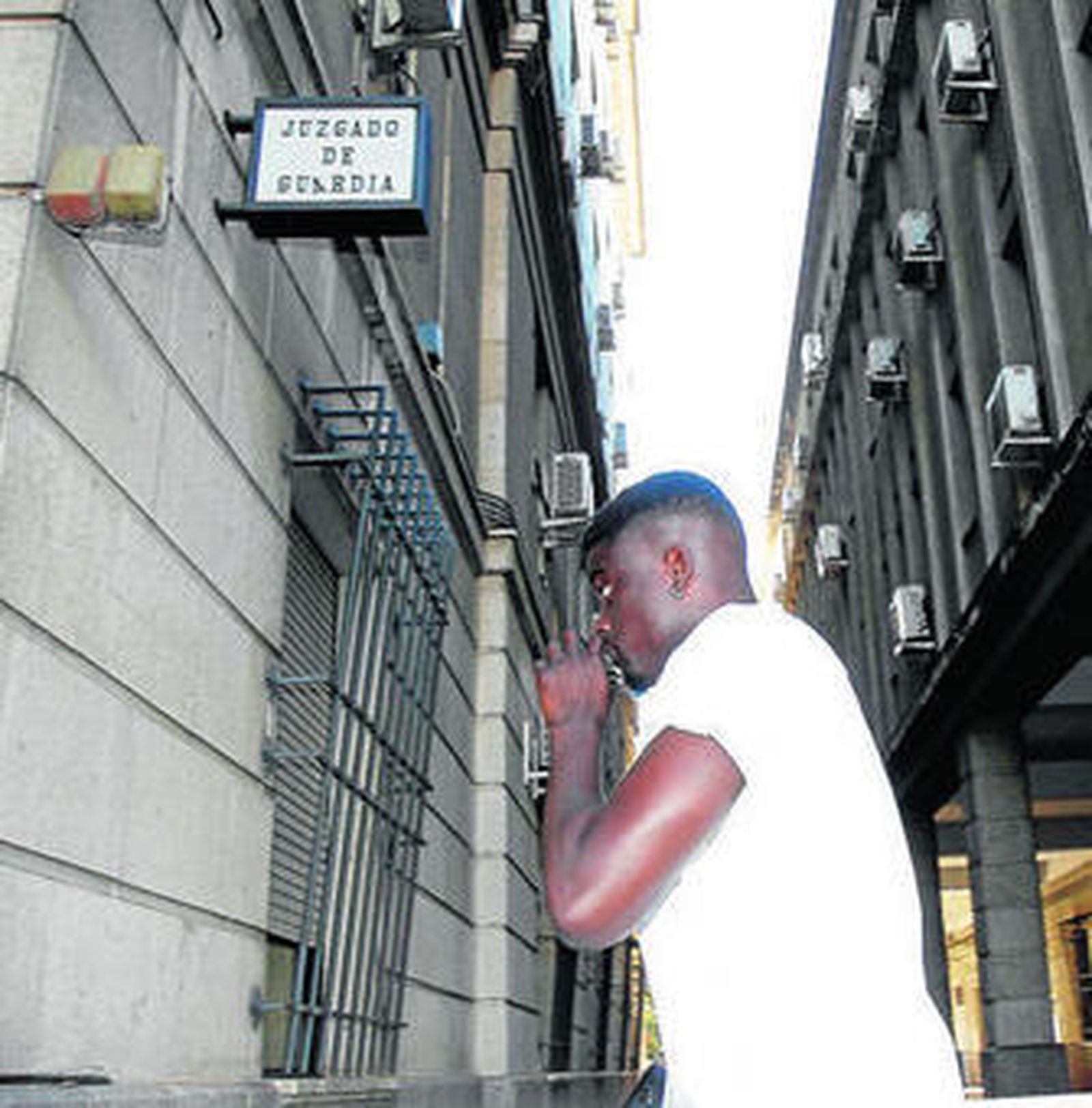 El futbolista Alfred N'Diaye llega ayer al juzgado de Guardia para recoger la sentencia.