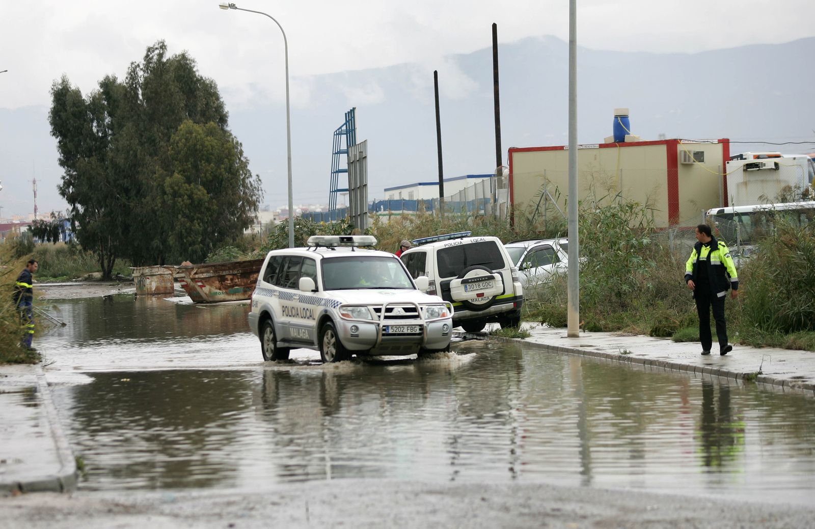 Una calle del polígono anegada tras las lluvias.