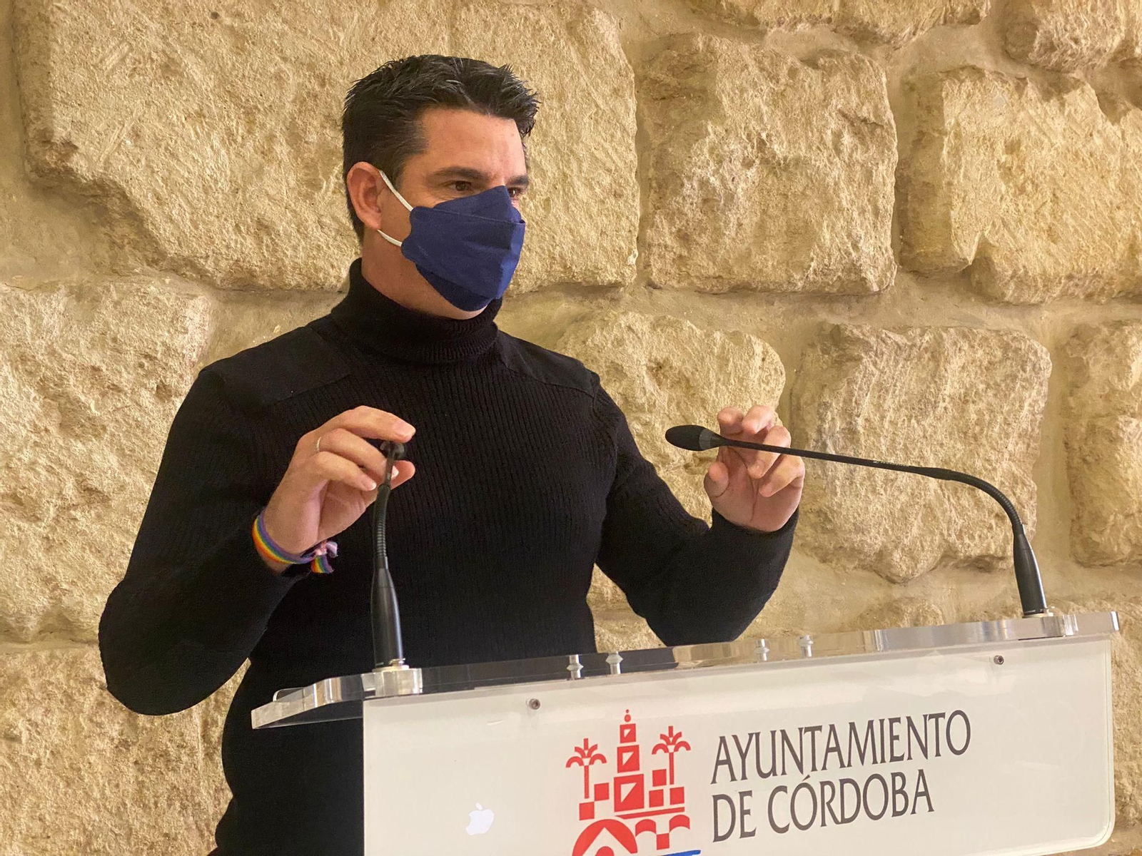 El edil de IU Pedro García durante la rueda de prensa.
