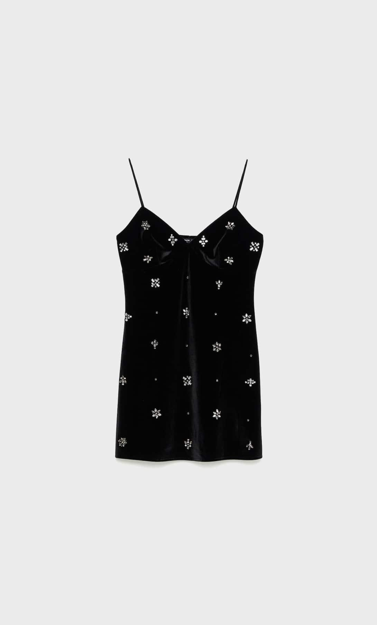 Vestido mini de terciopelo negro con incrustaciones de Stradivarius.