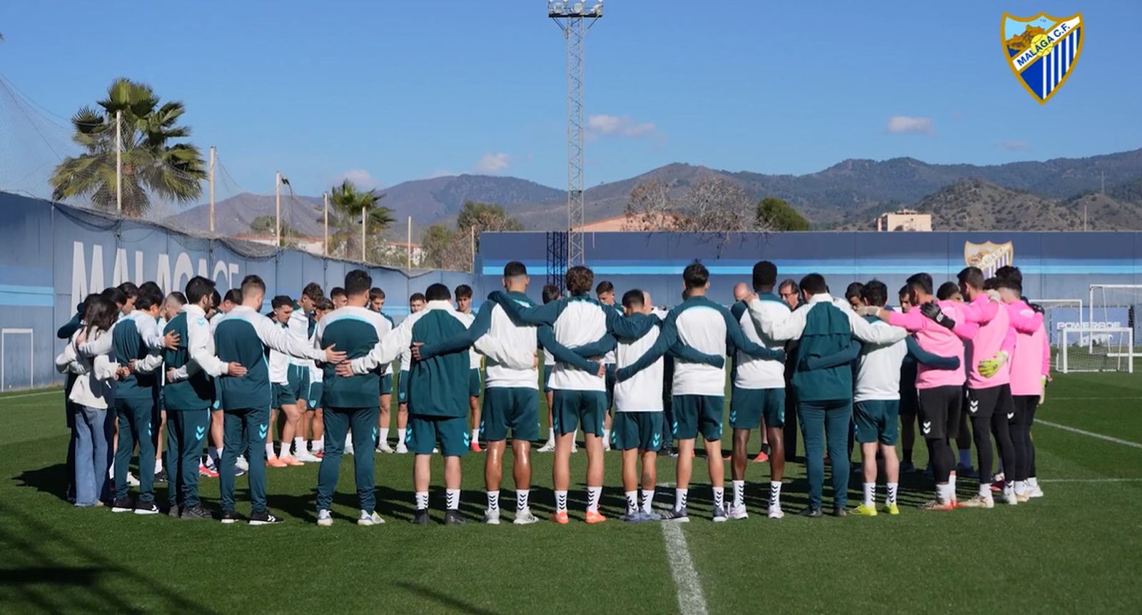 La plantilla del Málaga CF guarda un minuto de silencio por el accidente ferroviario de Adamuz