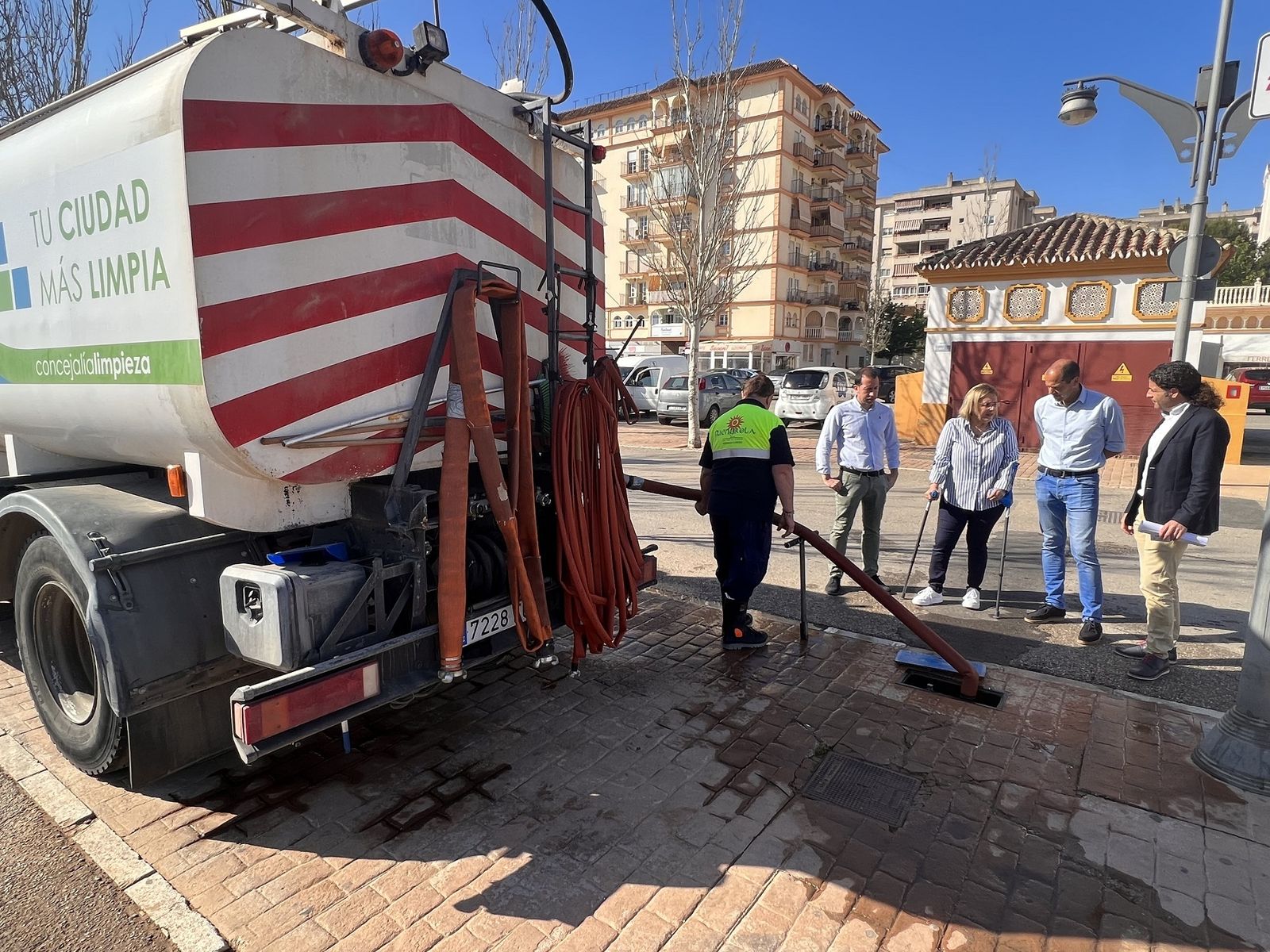 Los trabajos de baldeo con agua no potable en Fuengirola.