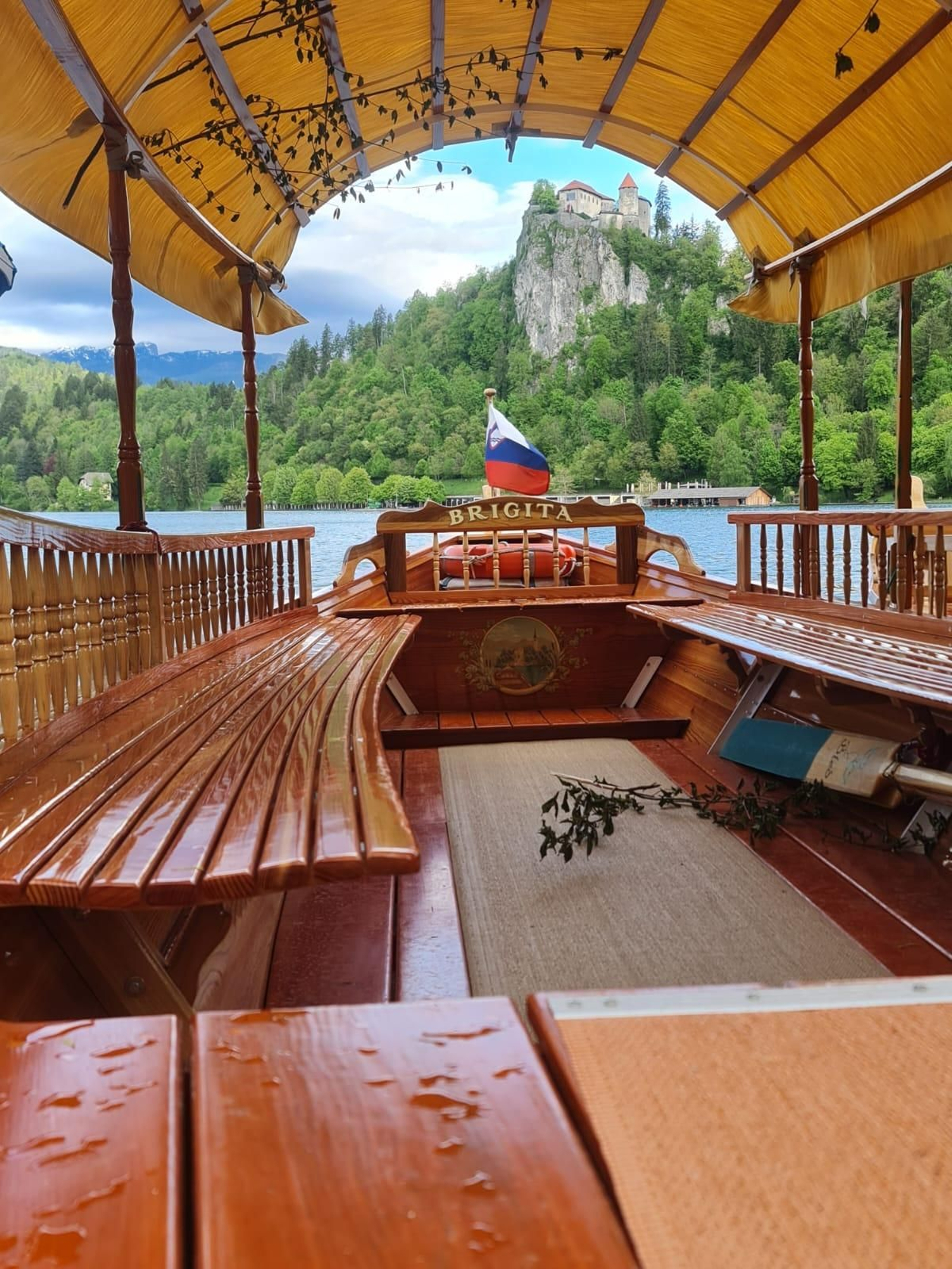 Lago y castillo de Bled, visto desde uno de los pequeños barcos artesanos de madera con los que se visita la zona.