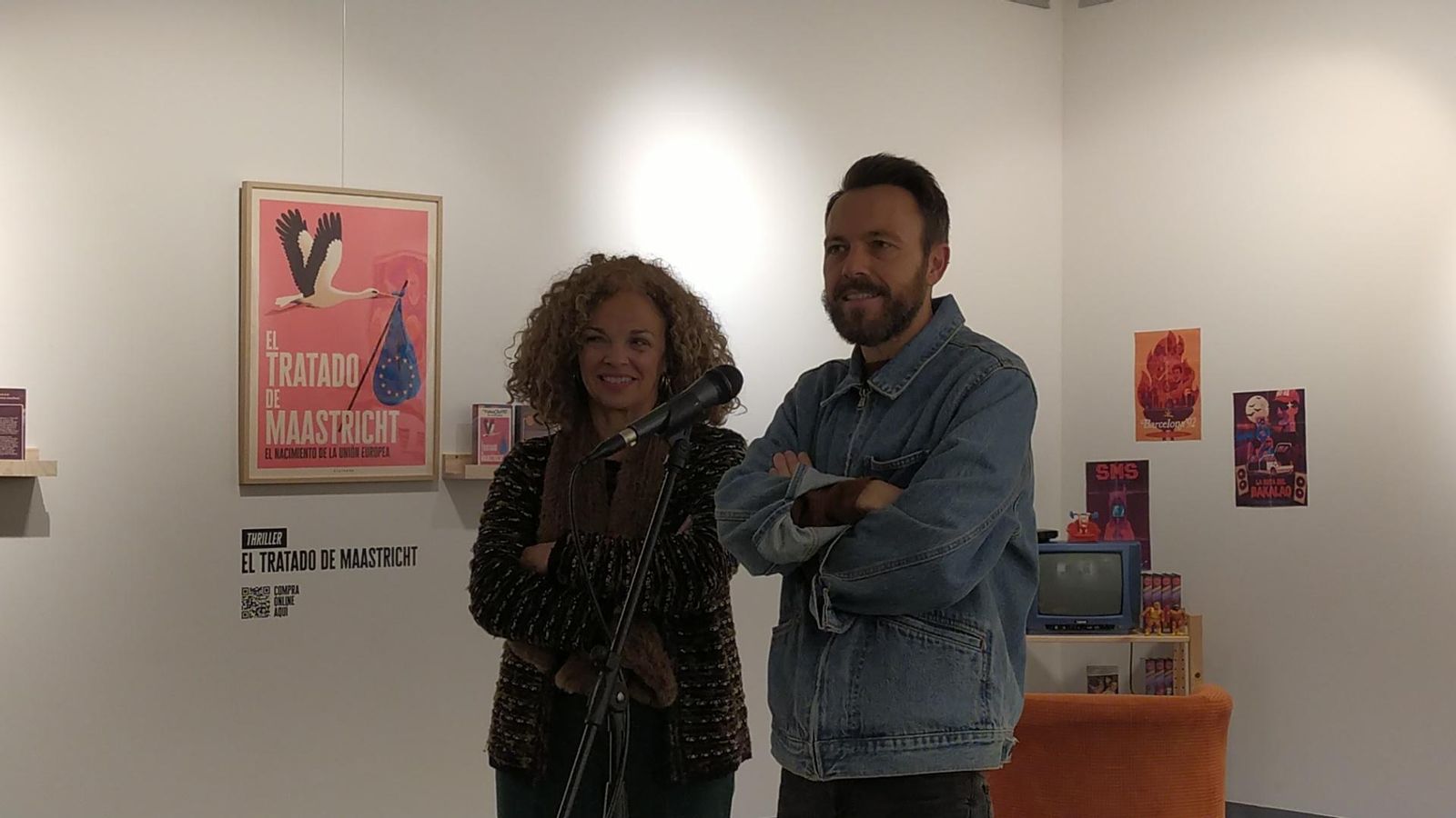 La concejala de Cultura, Mar Suárez, y el autor de la exposición, Daniel Diosdado, durante la inauguración.