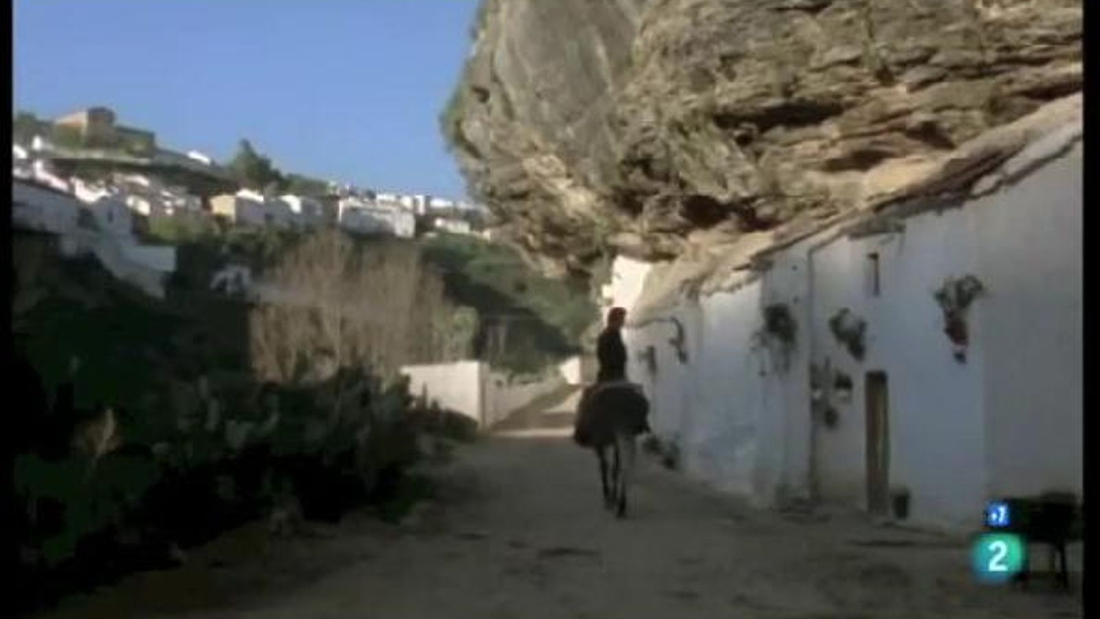 Curro Jimenez cabalgando por el centro de Setenil.