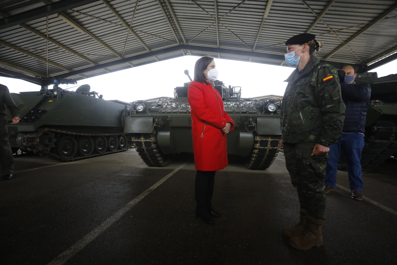 La visita de Margarita Robles a la base militar de Cerro Muriano, en imágenes