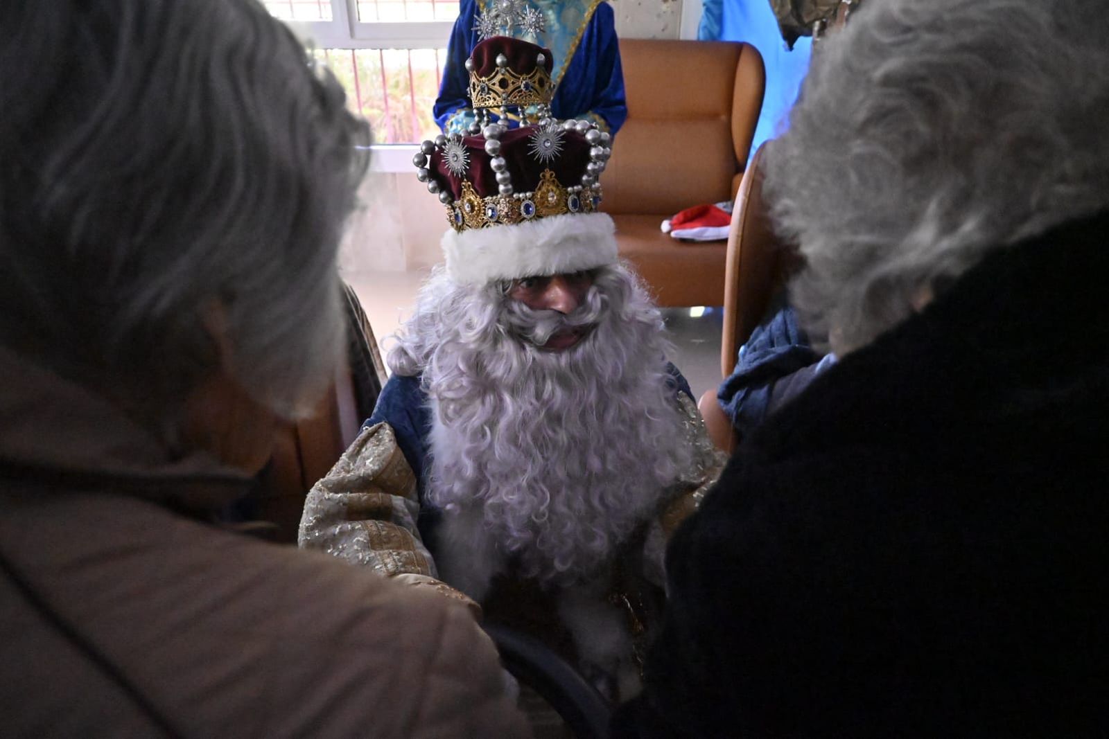 Las fotos más tiernas de la visita de los Reyes Magos a los ancianos de Huelva este 5 de enero