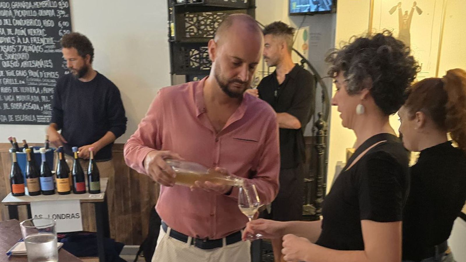 Alessandro Ceccano sirve uno de los vinos.